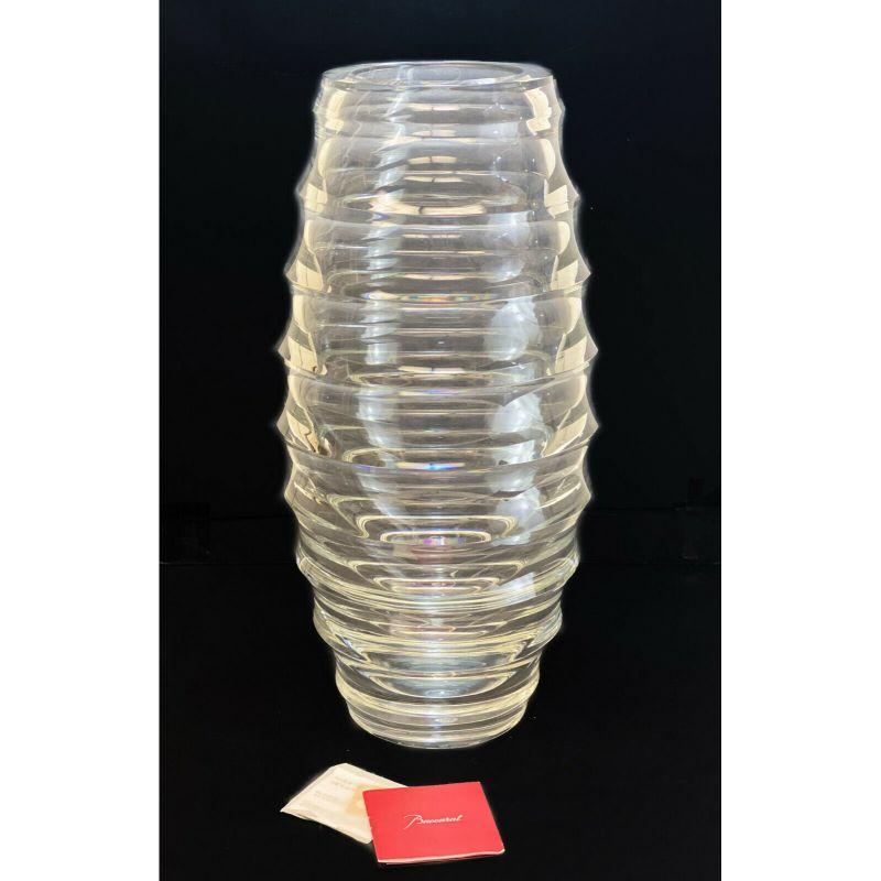 Baccarat crystal glass circumference vase by Vicente Wolf. Hive form. Signed Baccarat towards the base and an acid etched Baccarat stamp to the underside. In original box.

Additional information:
Features: Signed 
Dimension: Item Width: 8.75