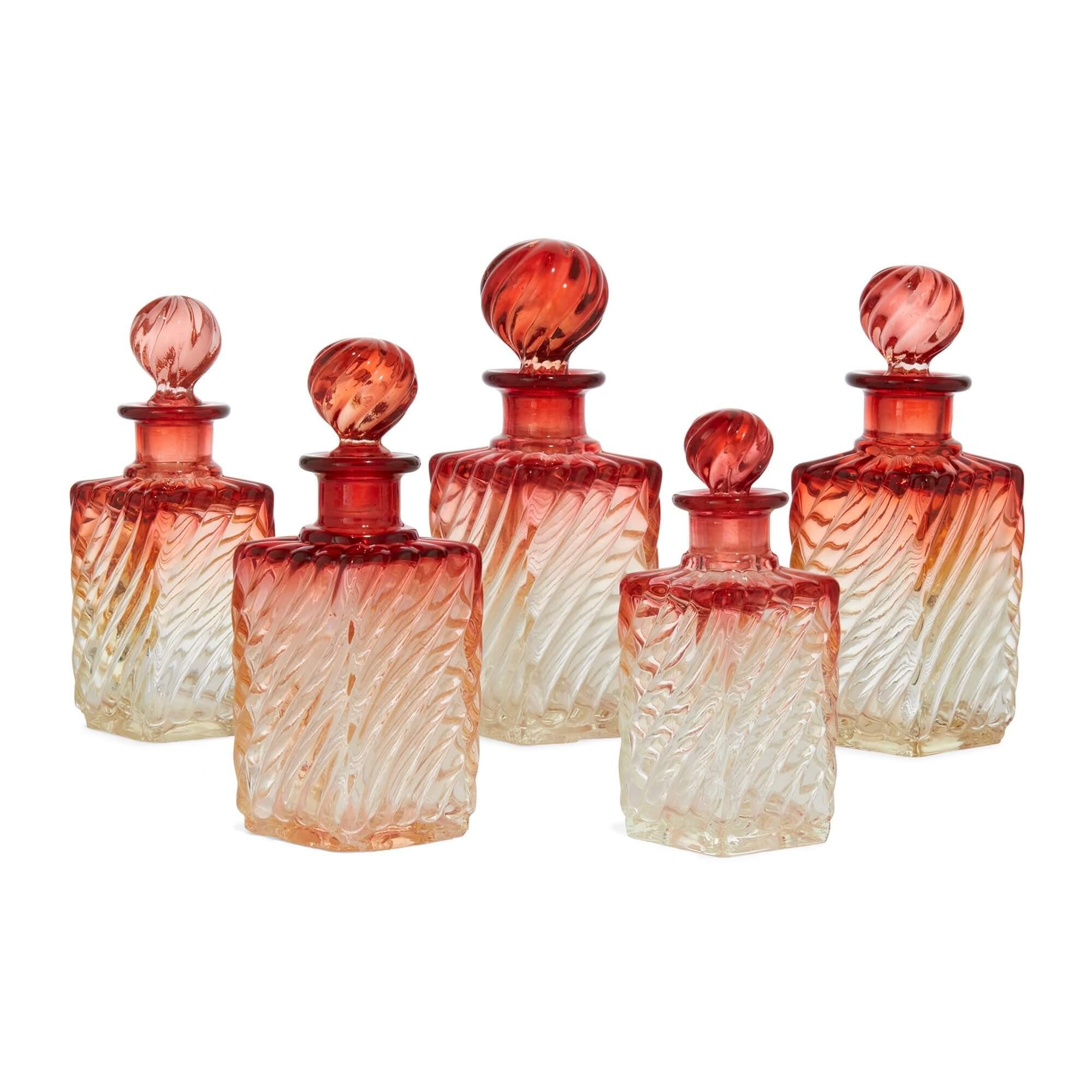 Moderne Collection de bouteilles et de plateaux en cristal de Baccarat en vente