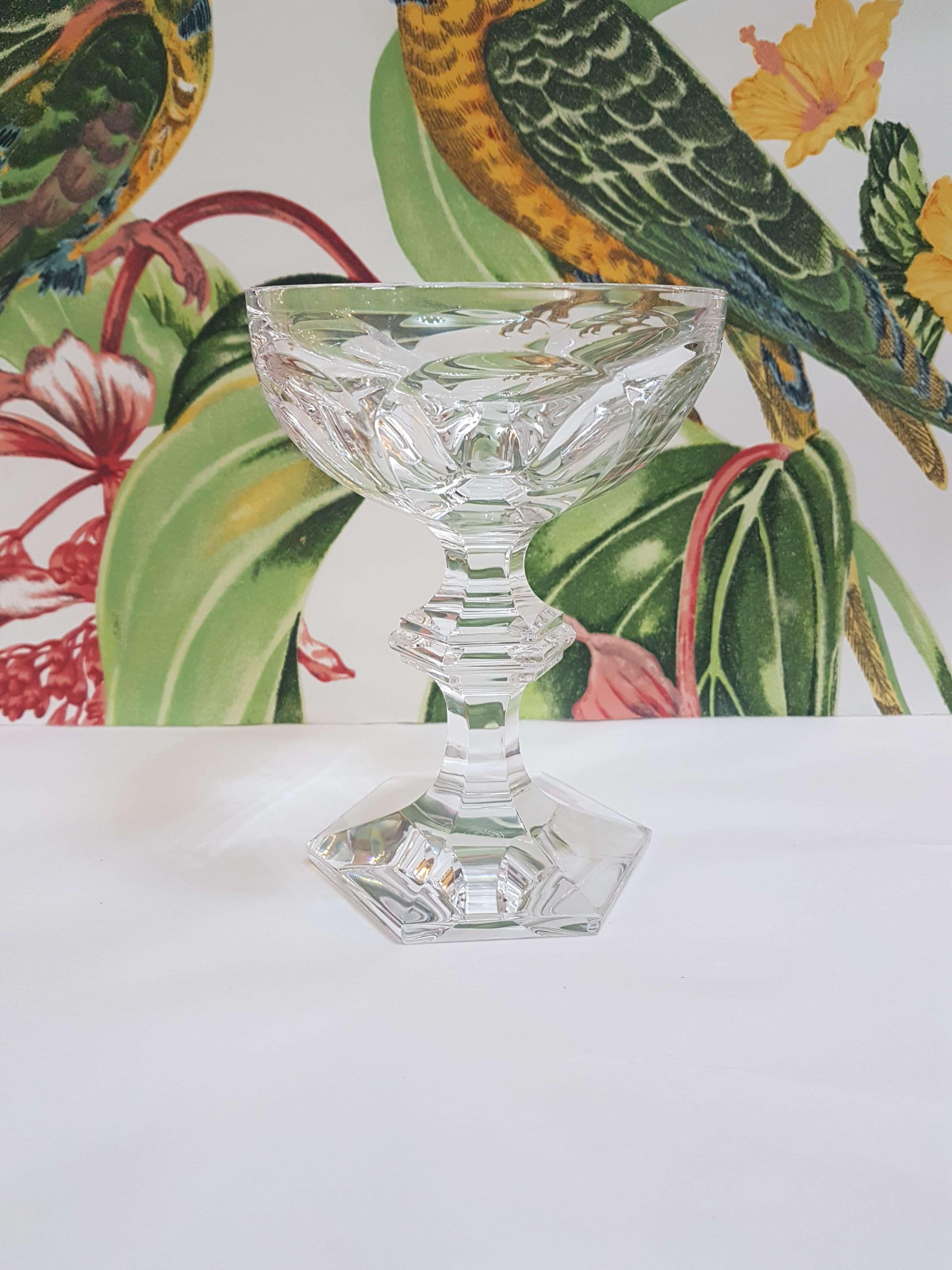 The Harcourt 1841 collection has also been a staple of French power, selected since the age of Napoleon III to its contemporary use in the Palais de l’Élysée. The Harcourt 1841 glass is characterized by its architectural form: a stunning shape from