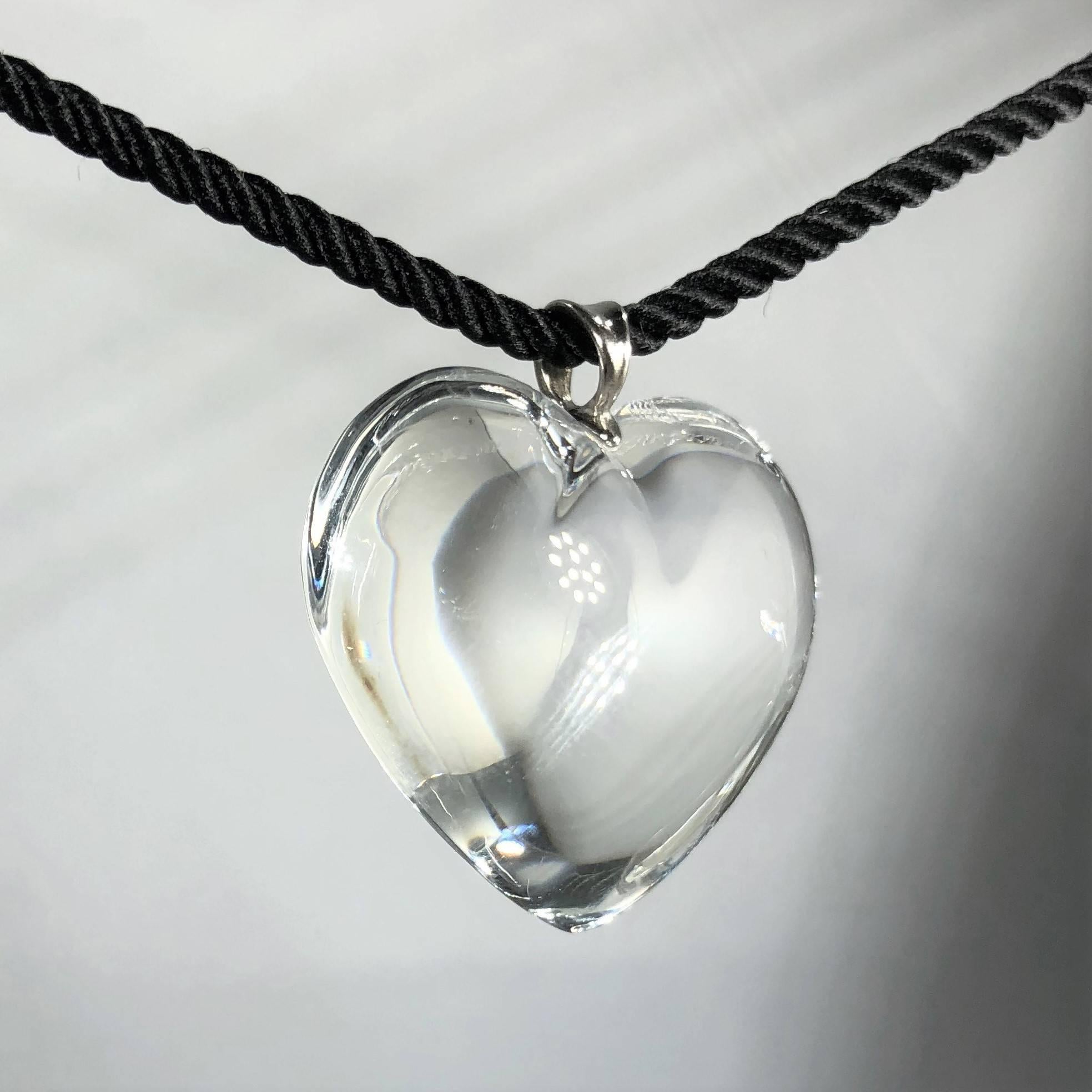 Pendentif en forme de cœur en cristal de Baccarat avec colliers en cordon de soie à deux couleurs. Baccarat, marque de luxe française de renommée mondiale et leader dans le domaine des produits en cristal exclusifs haut de gamme. Le luxe dans toute