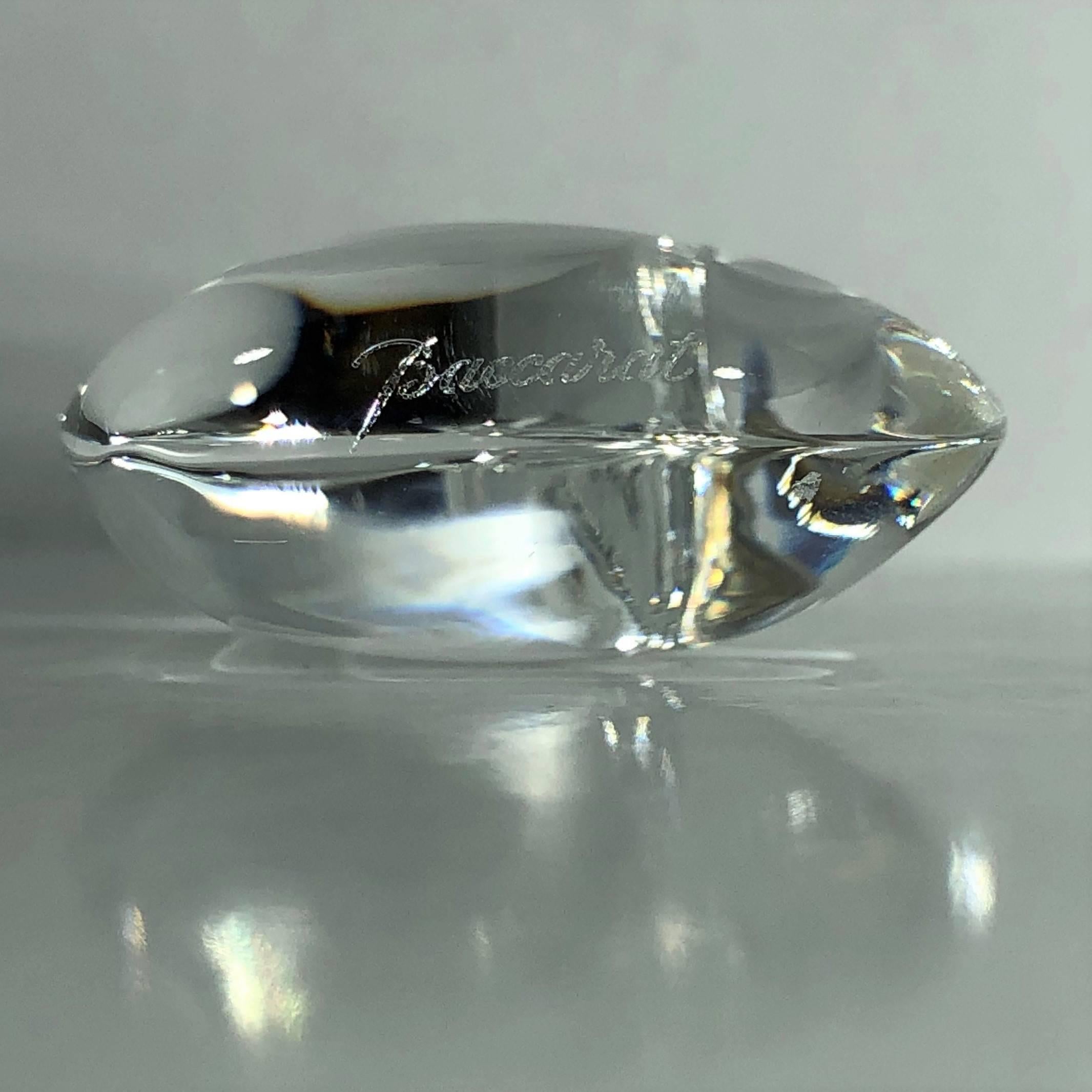 Moderne Pendentif cœur en cristal de Baccarat avec option de cordon de soie bicolore