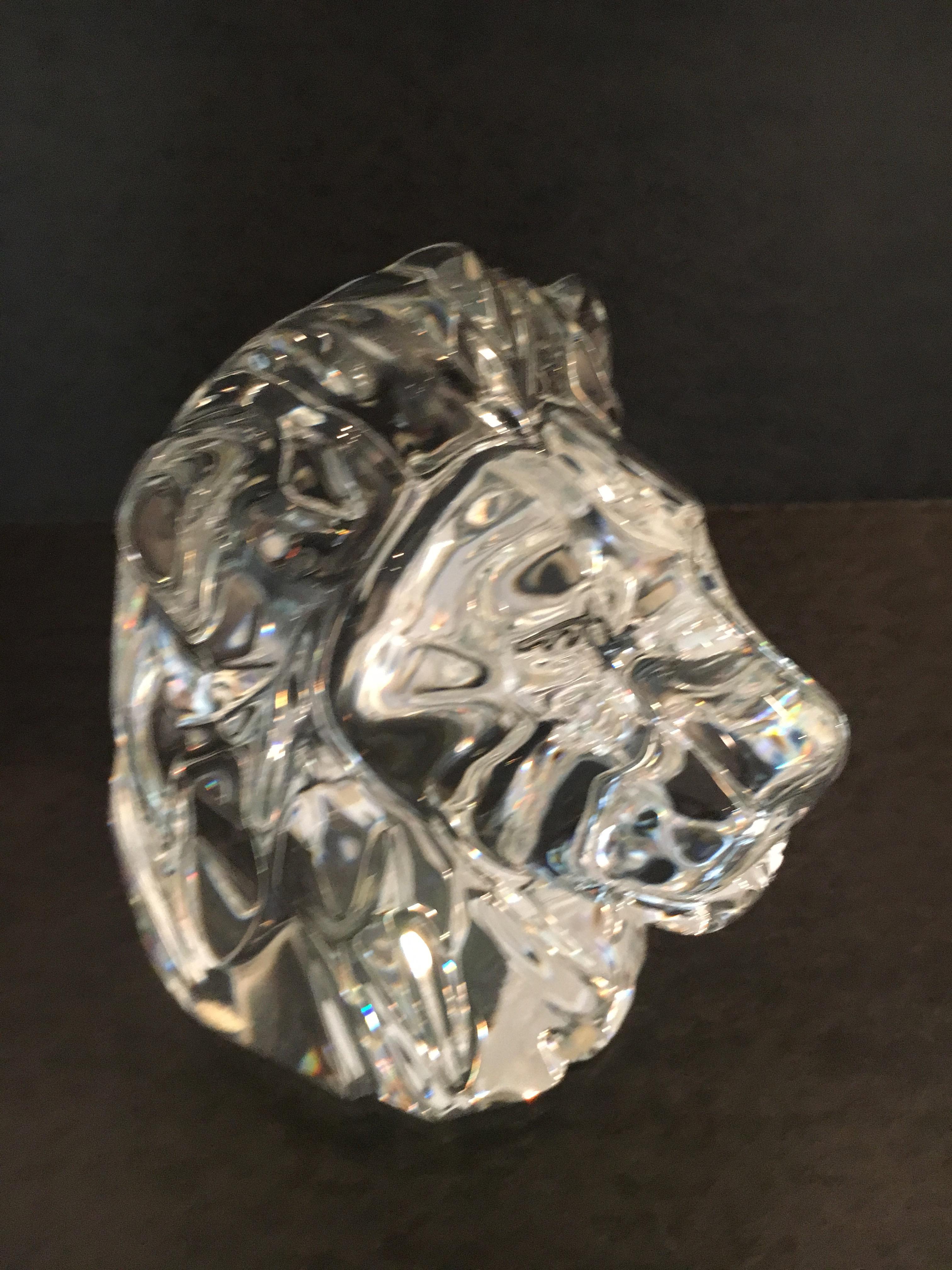 Presse-papiers à tête de lion en cristal de Baccarat.