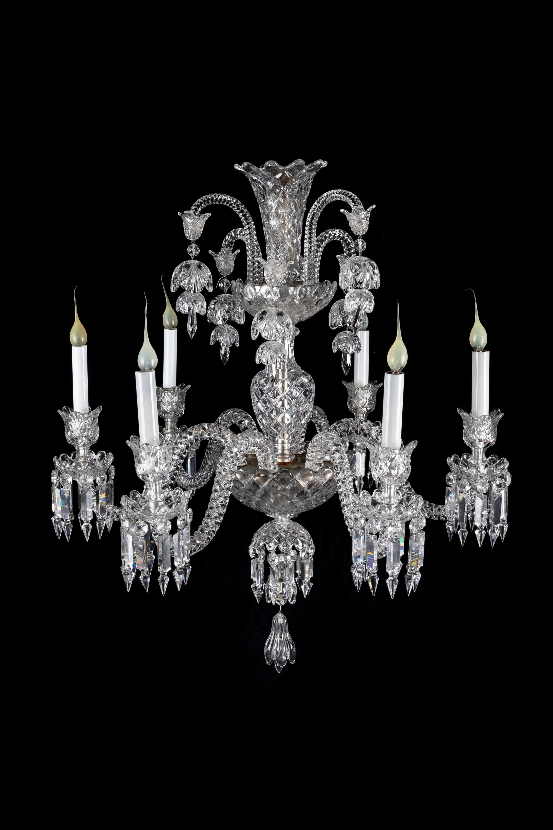 Fina araña francesa antigua de cristal de Baccarat estilo Luis XVI de seis luces de exquisita factura. Esta insólita araña de cristal de Baccarat está construida con seis brazos de cristal retorcido adornados con prismas de cristal de talla fina y,