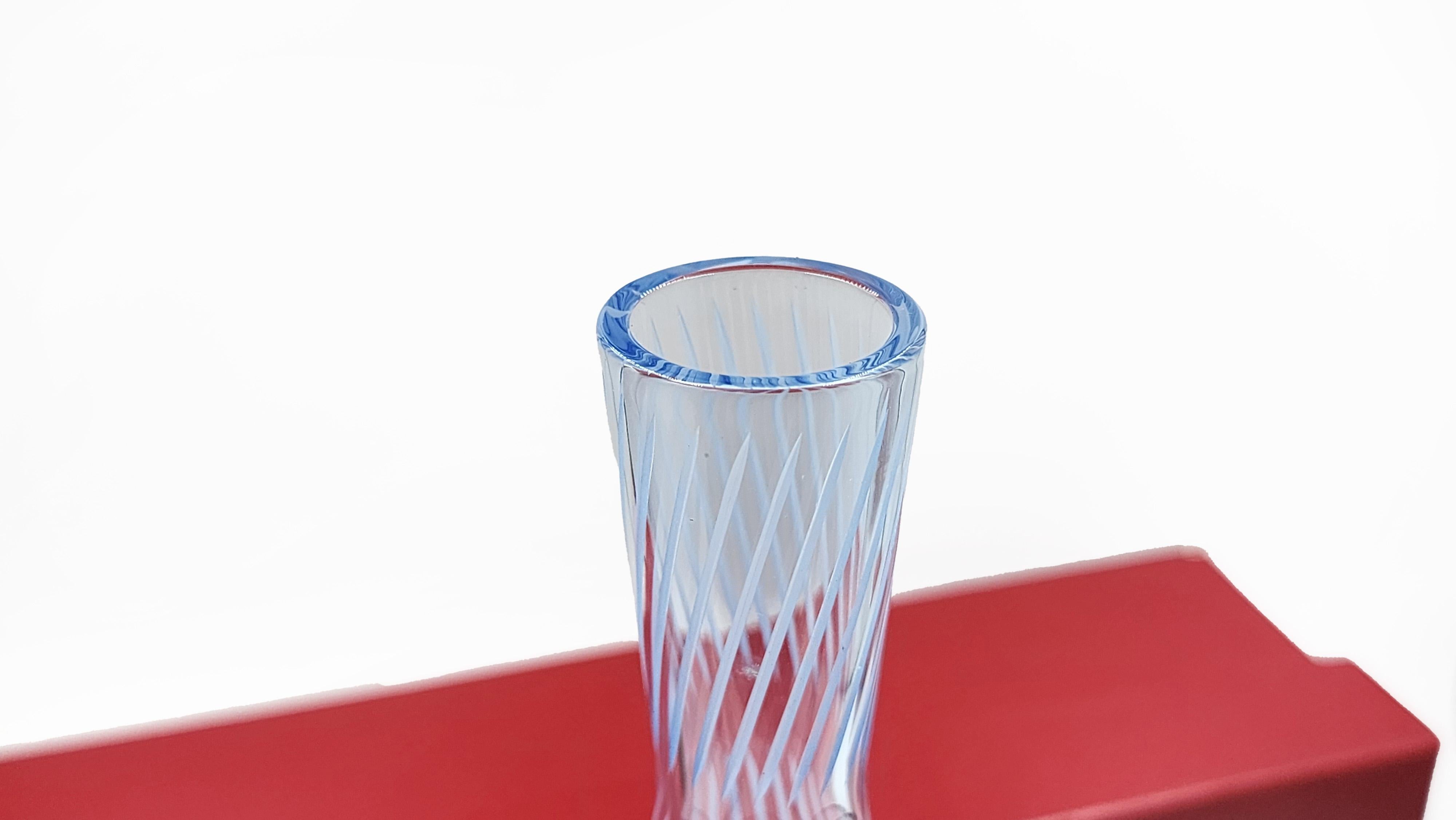 Vase à fleurs en cristal Mikado Bleu Passion de Baccarat, Excellent dans sa boîte
Vase en cristal bleu avec un design qui crée un motif de lignes diagonales entrecroisées sur sa surface. Sa forme commence par une base circulaire et se rétrécit