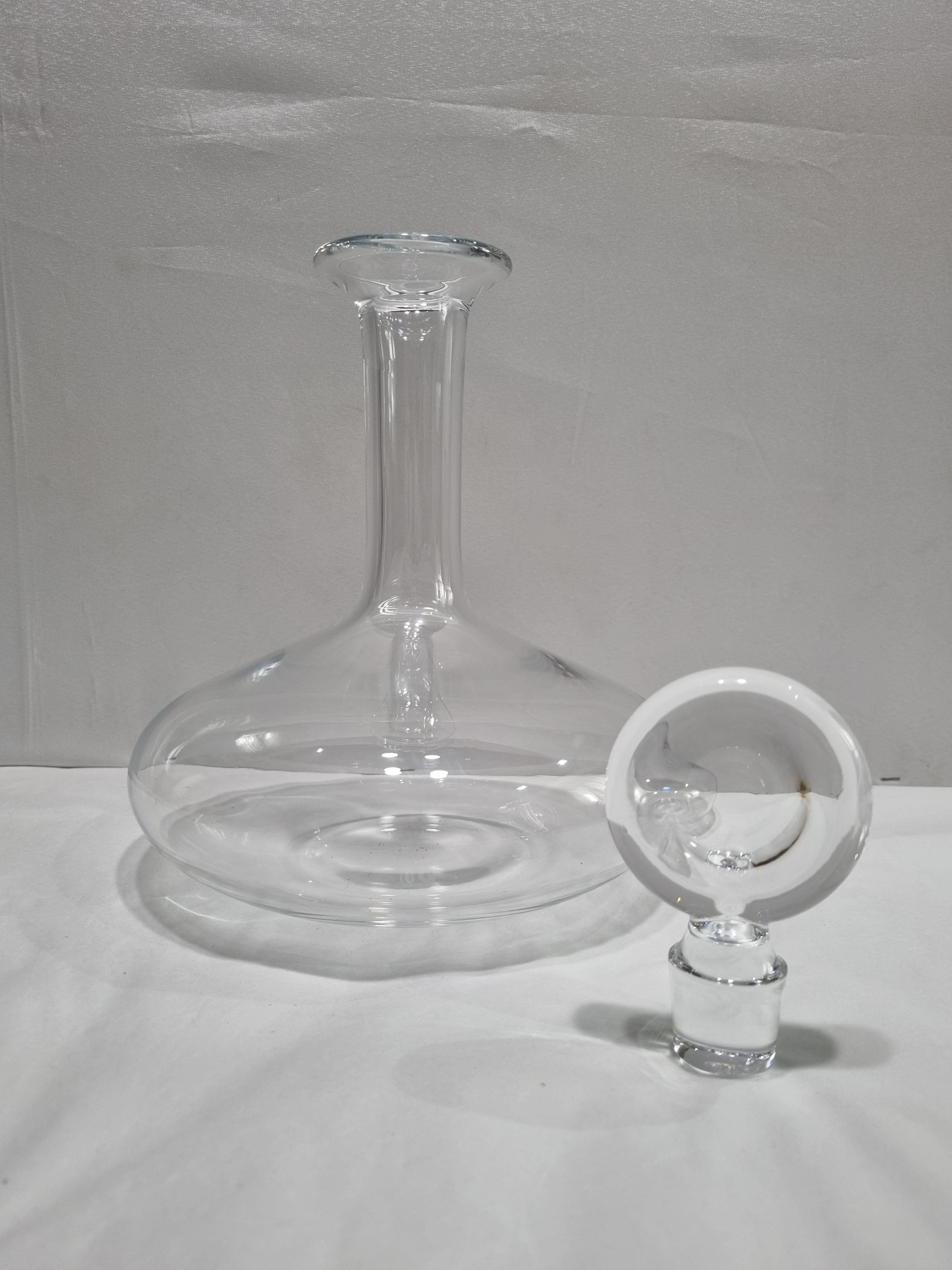 The « Oenologie » decanter in clear crystal is ideal for airing a young wine and releasing its flavors. The shape recalls the volumetric bottles seen in laboratories.
Decanting a young wine allows its aromas to develop and be savored later: airing