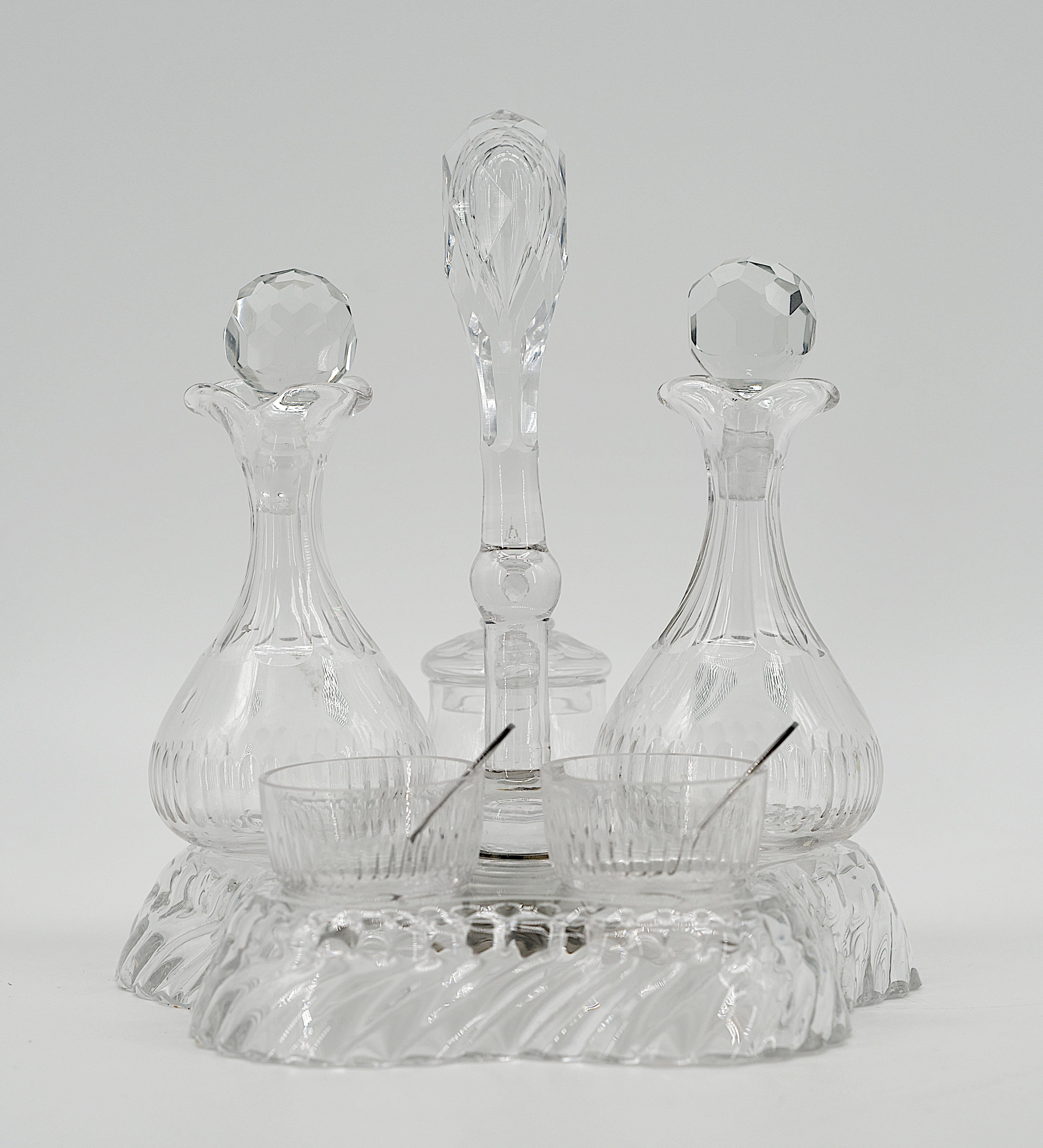 Juego de aceite y vinagre de Cristalleries De Baccarat, Francia, 1900. Base, Aceite, Vinagre, Mostaza, Sal y Pimienta. Dos cucharillas de CHRISTOFLE. Altura: 20 cm, diámetro: 20 cm. Sellos Chritofle en las cucharas.