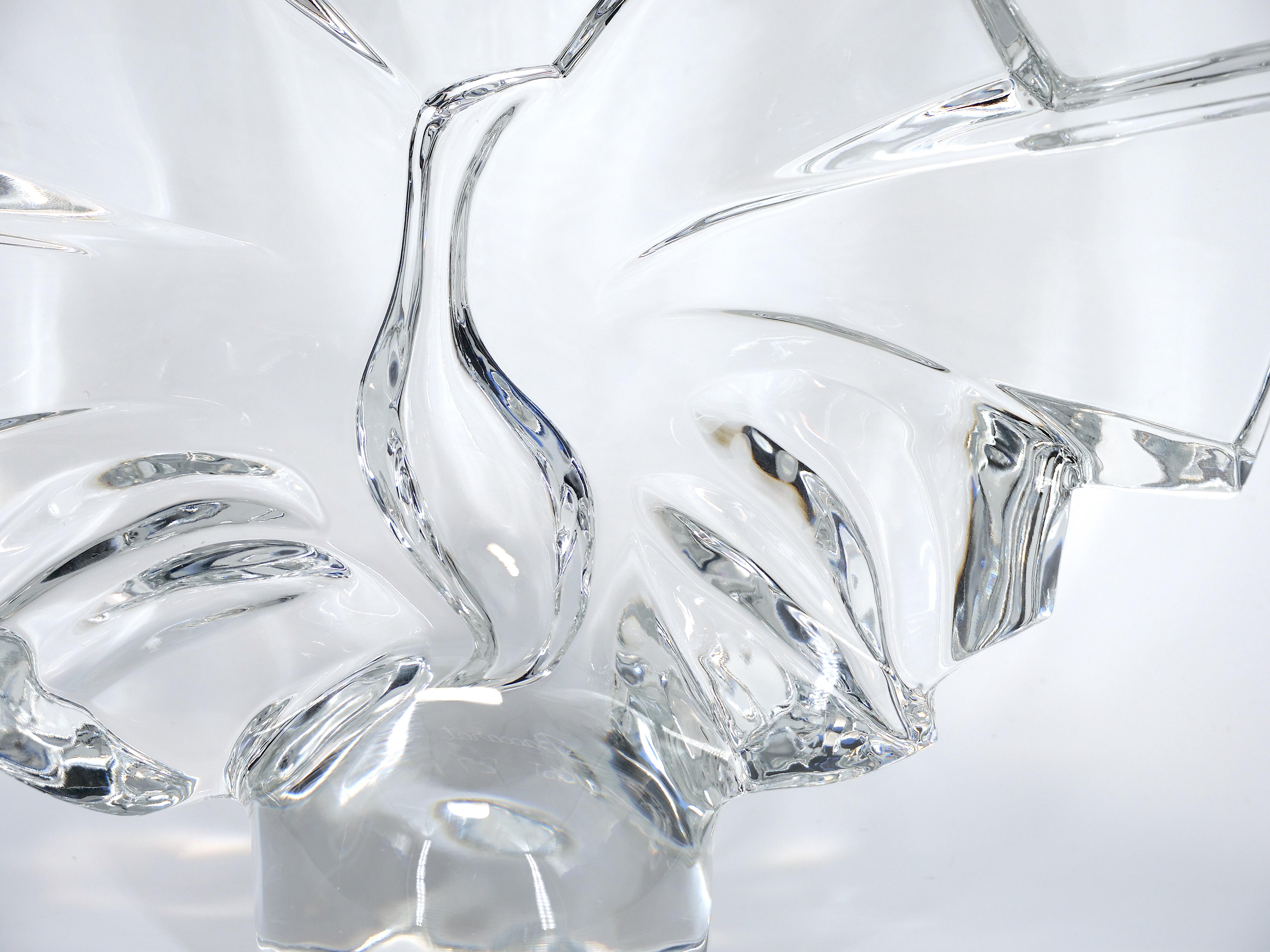Sculpture de centre de table en cristal taillé de Baccarat datant de la fin du 20e siècle, représentant un paon. 
La sculpture est audacieuse et simple à la fois, et peut ajouter une superbe silhouette à n'importe quelle table ou buffet. Il peut