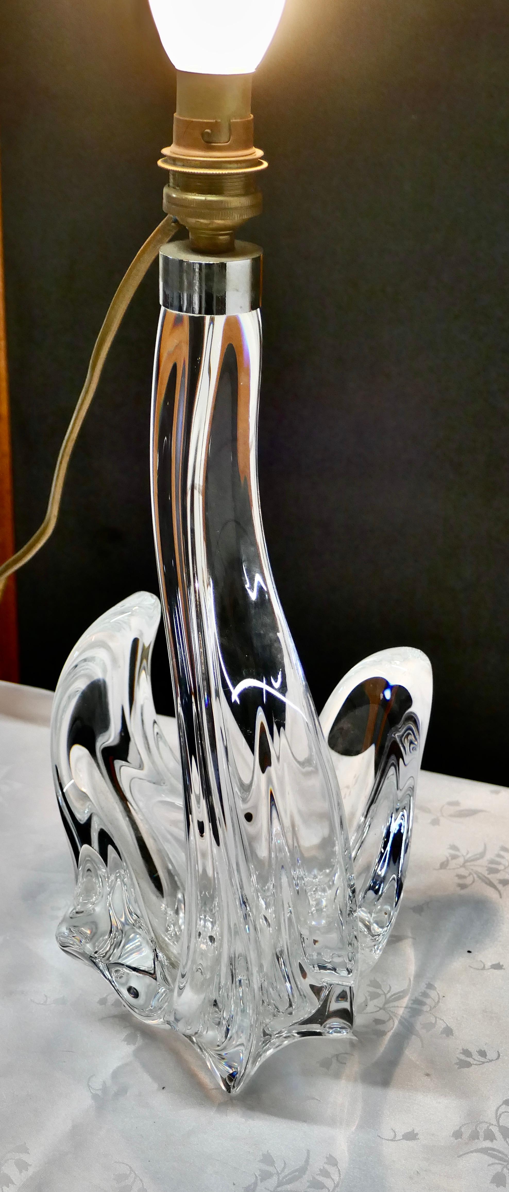 Lampe en forme de cygne en cristal de Baccarat

Cette jolie pièce est de la plus haute qualité et a la forme d'un cygne. L'électricité fonctionne et elle est livrée sans abat-jour.
La lampe est en bon état, quelques rayures mineures à la base,