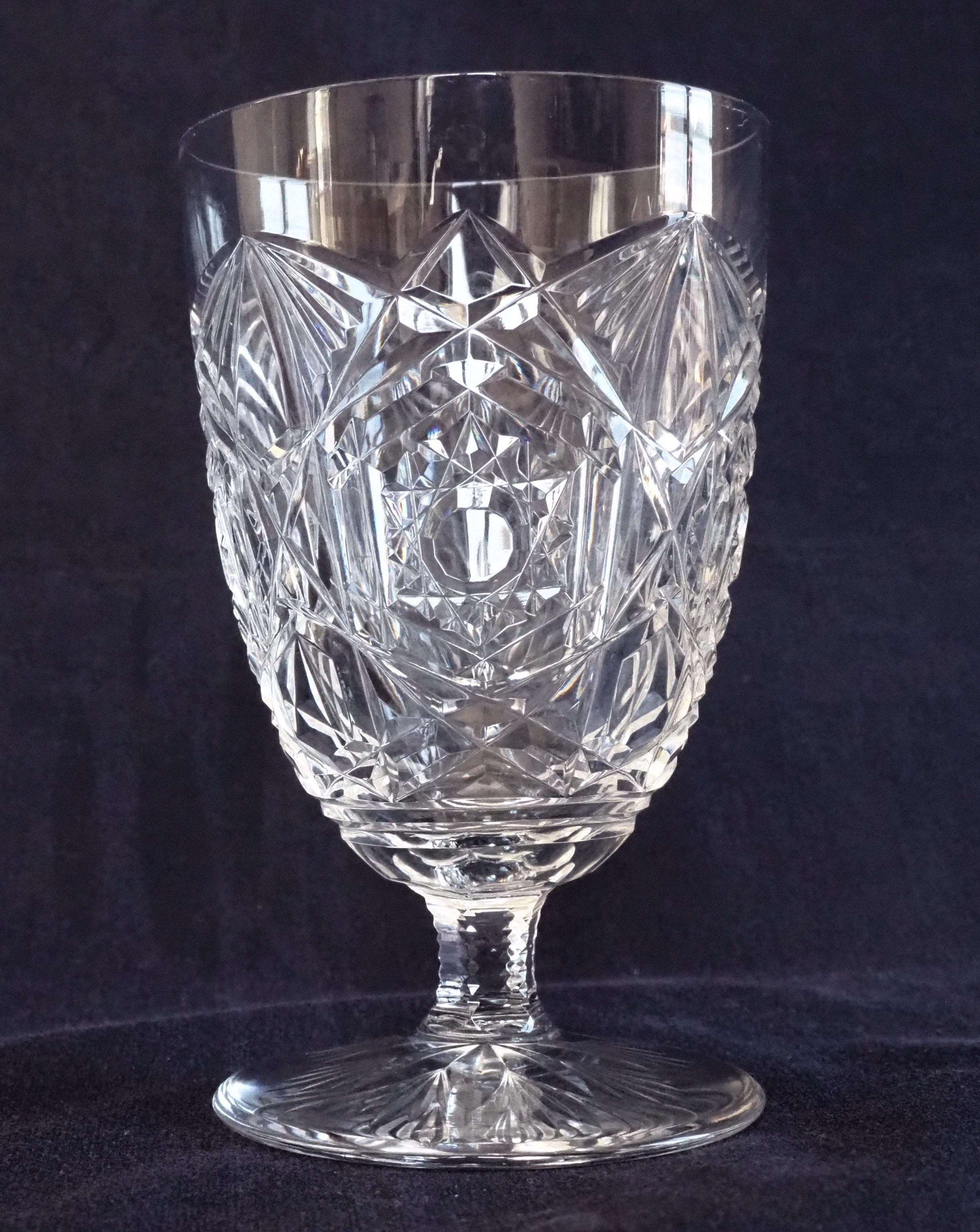 Français Vase en cristal de Baccarat, cristal taillé transparent, motif Lagny, signé en vente