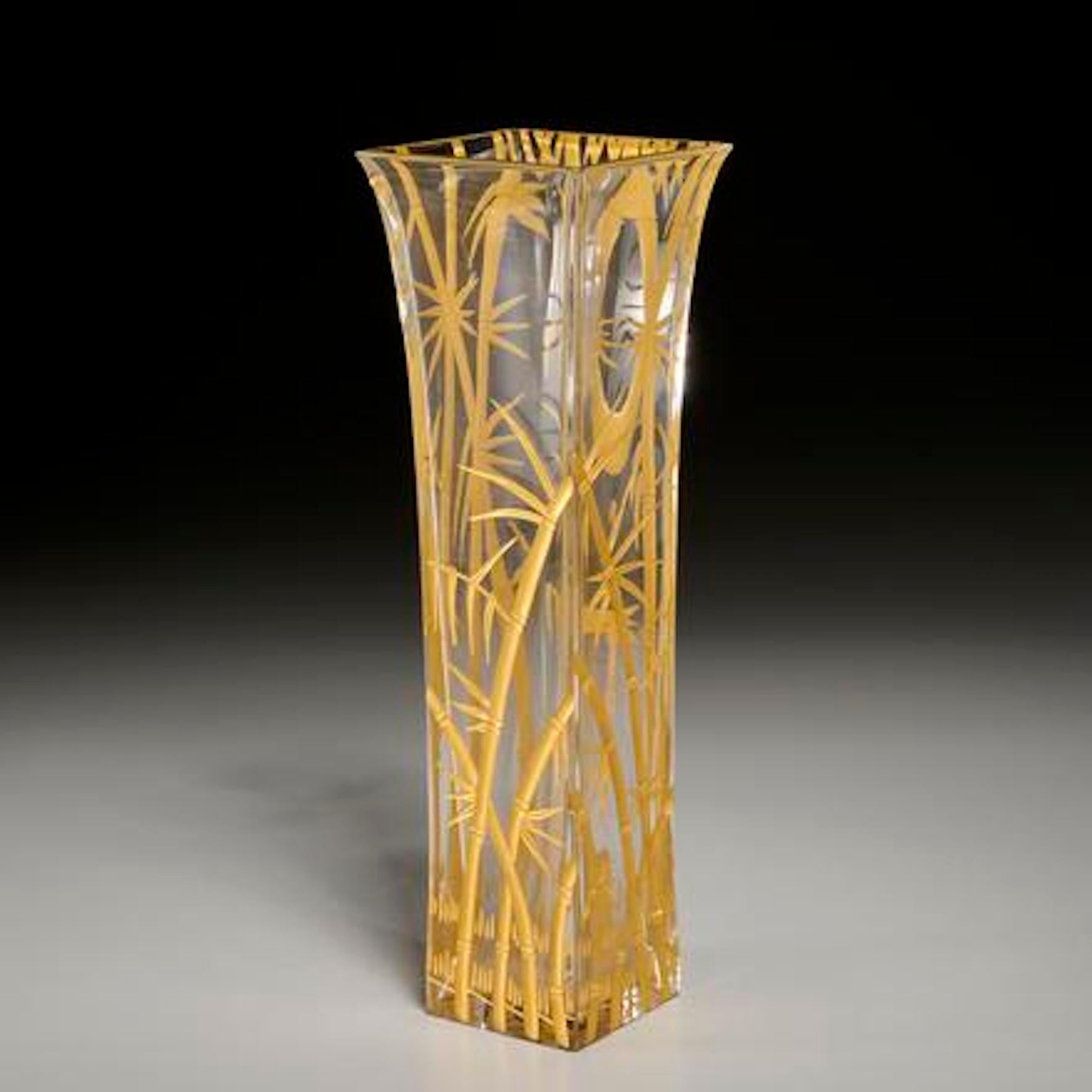Français Vase en cristal de Baccarat décoré de décorations en bambou doré gravé en vente