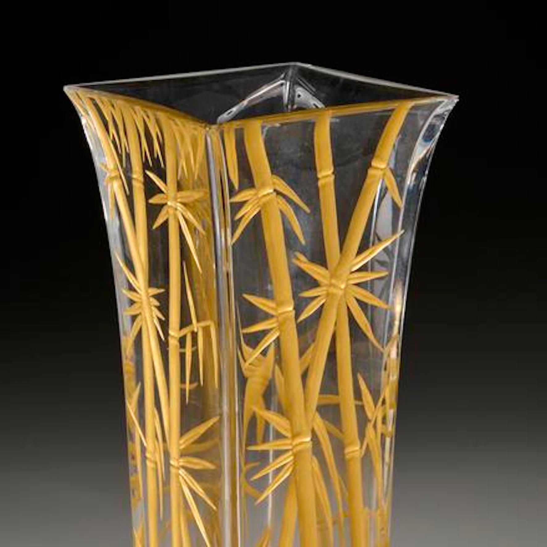 Vase en cristal de Baccarat décoré de décorations en bambou doré gravé Bon état - En vente à Montreal, QC