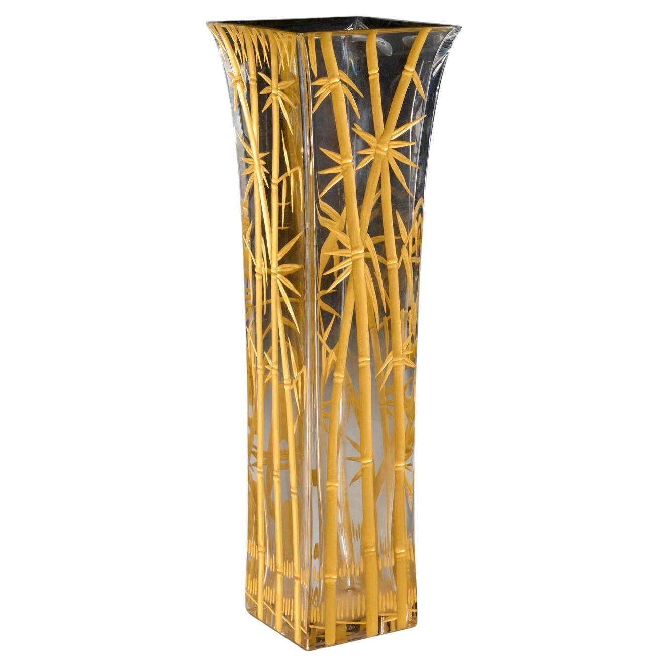 Vase en cristal de Baccarat décoré de décorations en bambou doré gravé en vente