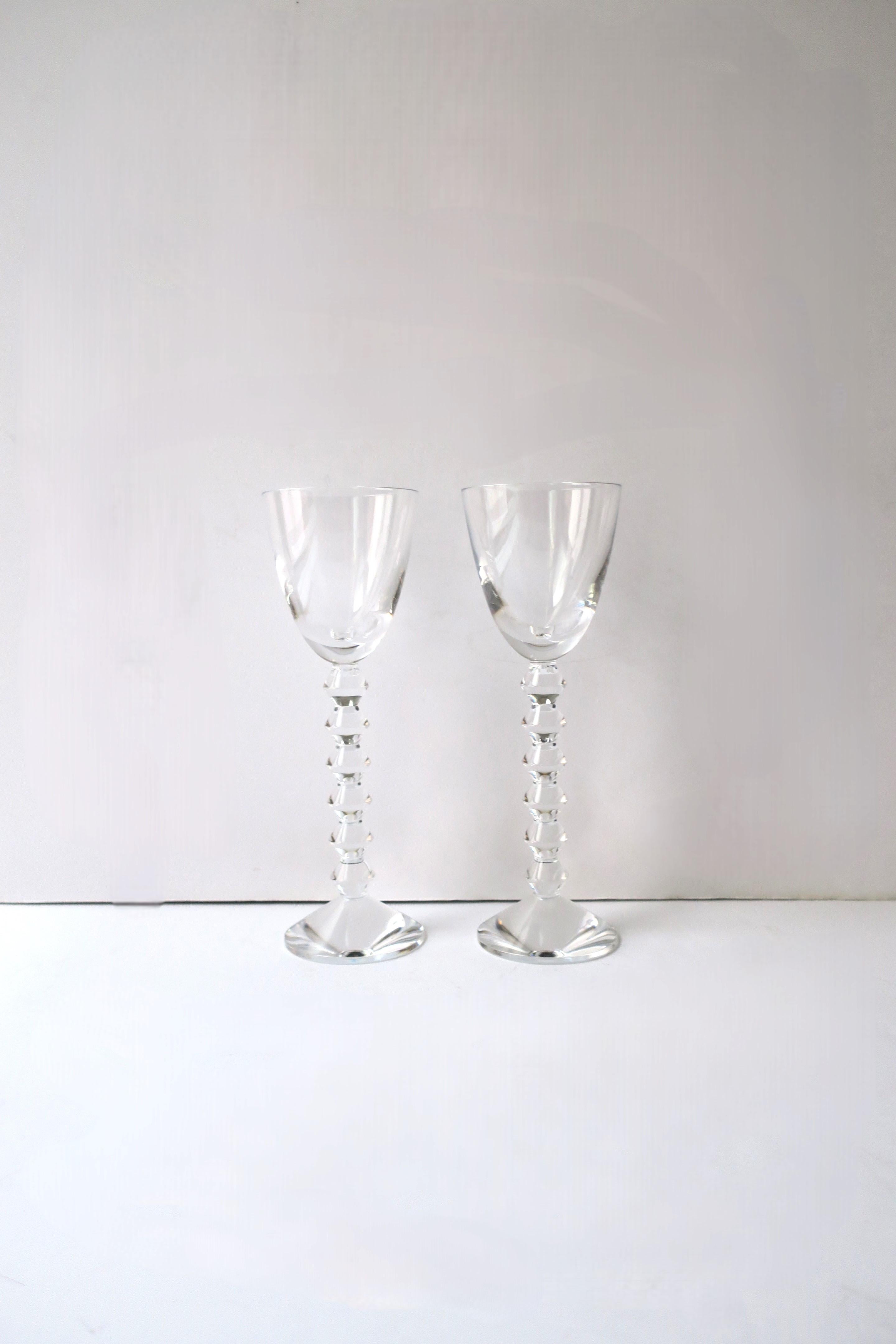Ein schönes und seltenes Paar/Set (Gläser 2) von französischen Kristall 'Vega' Weingläsern von Luxusmarke, Baccarat, circa Ende des 20. Jahrhunderts, 1990er Jahre, Frankreich. Genießen Sie Wein, Cocktails, Champagner, Wasser, etc. in diesem Paar