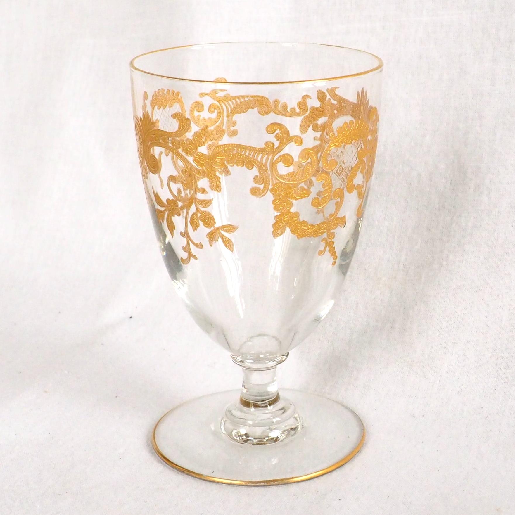 Wasserglas oder Kelch aus Baccarat-Kristall, raffiniert graviertes Muster im Stil des Louis XV-Rokoko, veredelt mit feinem Gold, Ränder ebenfalls vergoldet. Ende des 19. Jahrhunderts, um 1890 - französische Jugendstilproduktion.
Das Glas ist