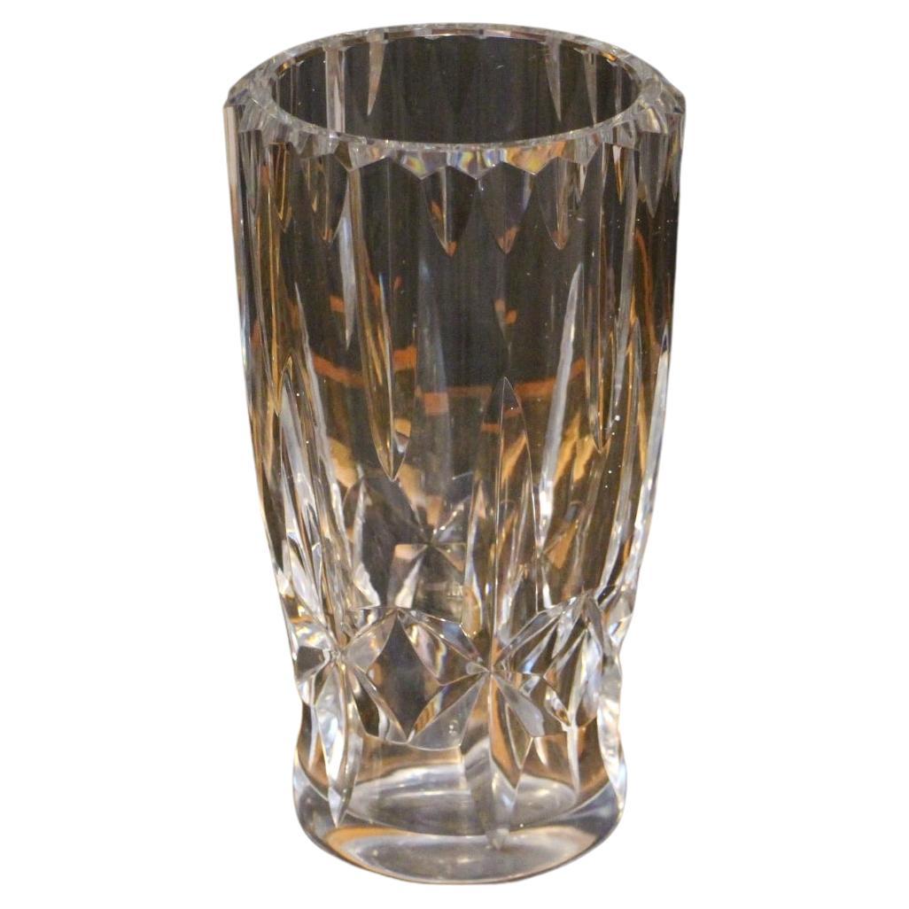 Ce magnifique vase moderne du milieu du siècle a été réalisé en France par le célèbre cristallier Baccarat vers 1950. Il présente une forme cylindrique subtilement effilée avec une bouche circulaire dentelée et festonnée en cristal translucide