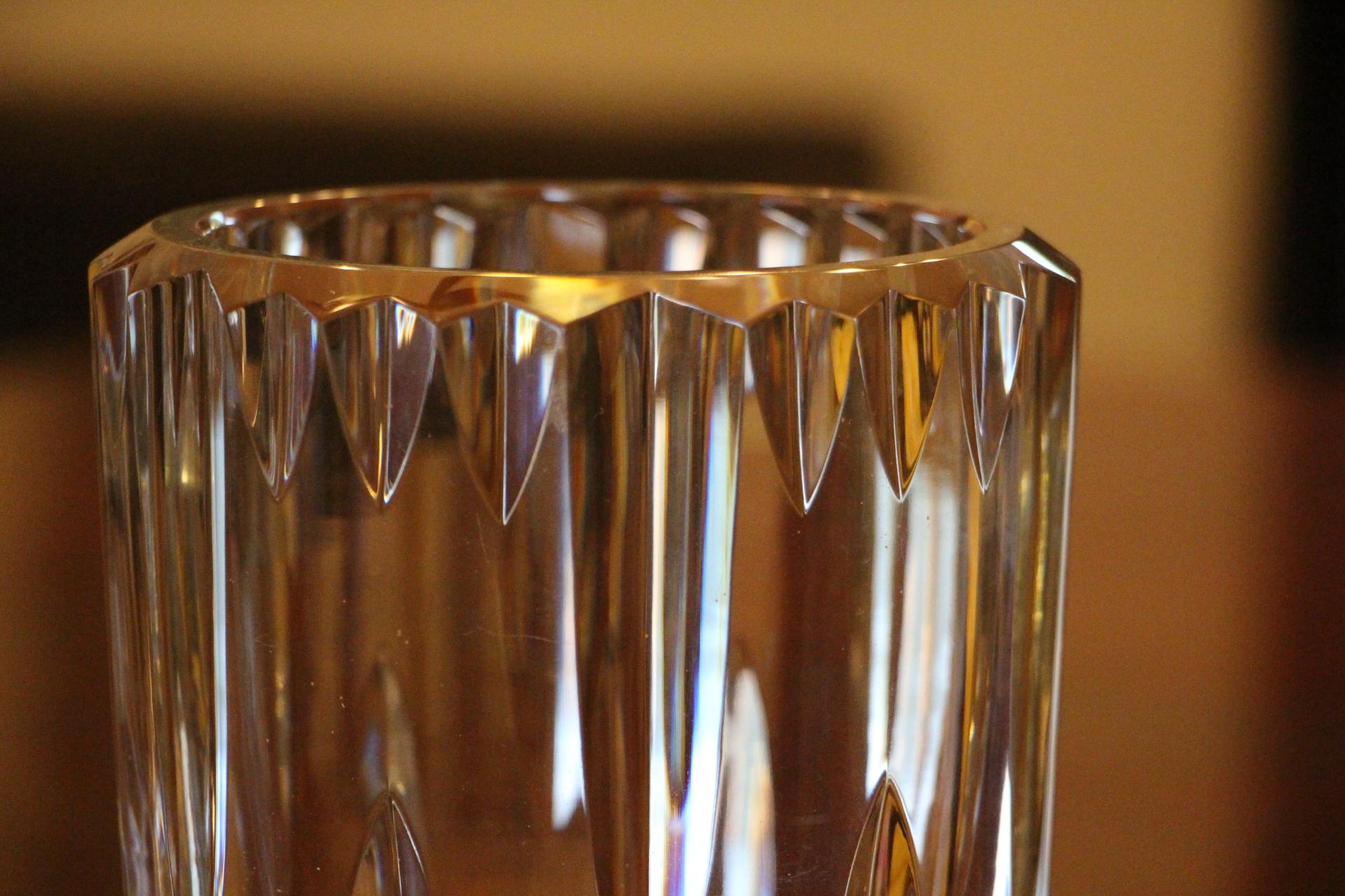 20ième siècle Vase en cristal transparent taillé Baccarat en vente