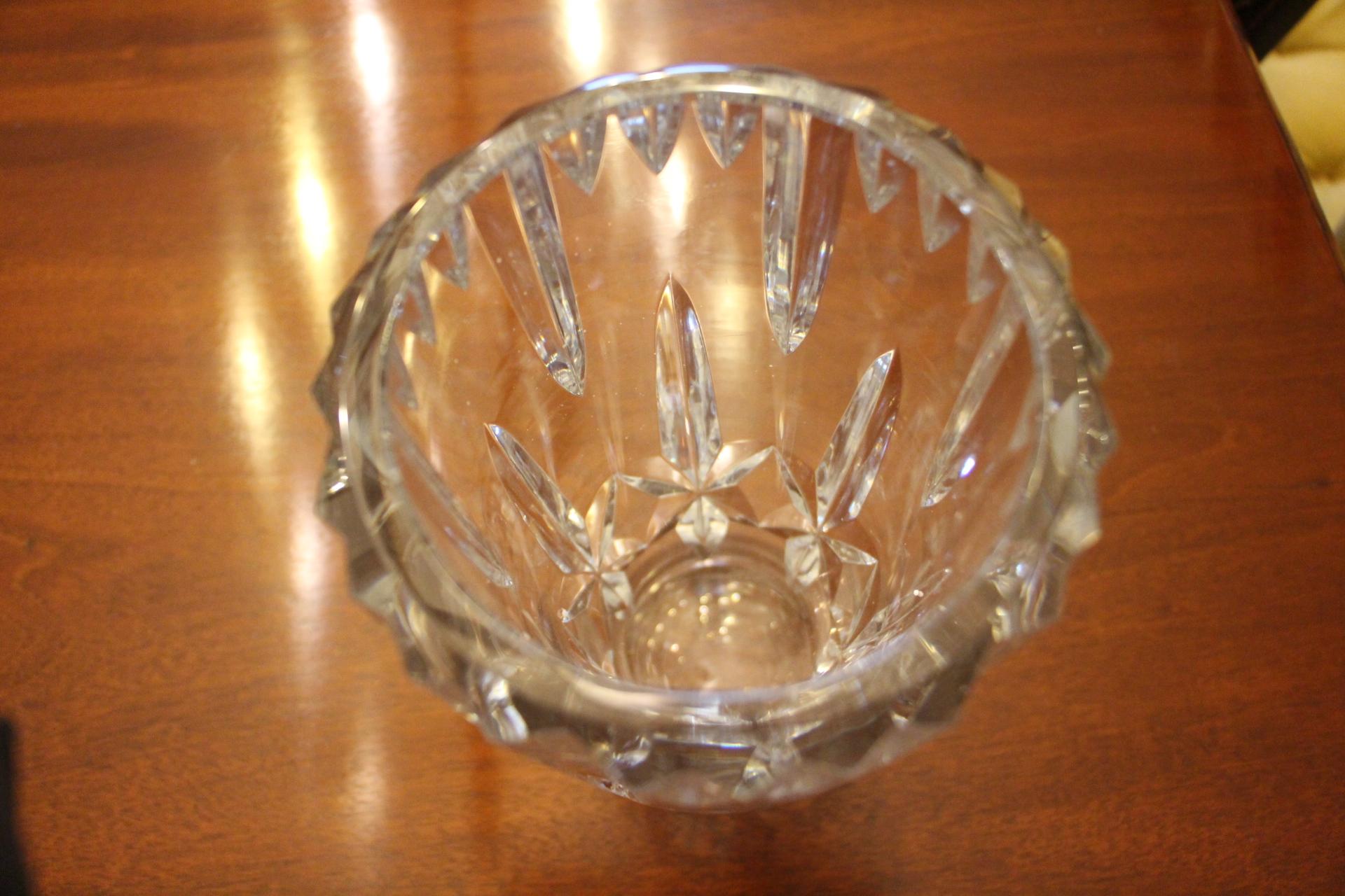 Vase aus klarem Kristall im Baccarat-Schliff im Angebot 1