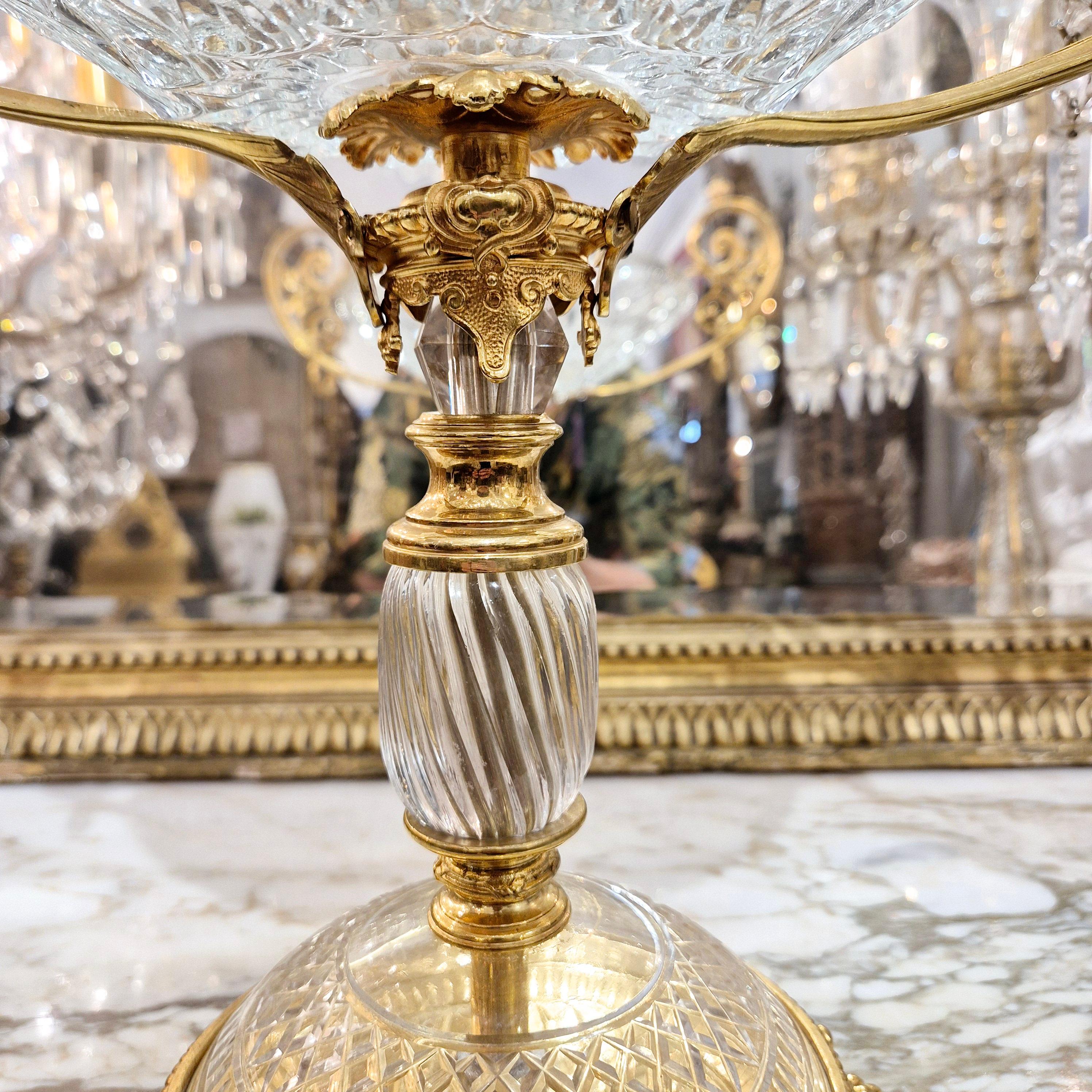 Centro de mesa de cristal tallado de Baccarat montado sobre bronce dorado cincelado, S. XIX en venta 3