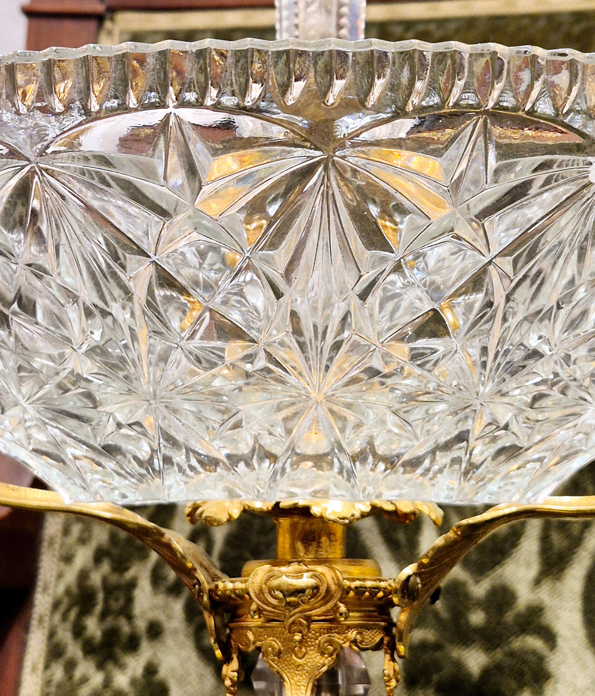 Centro de mesa de cristal tallado de Baccarat montado sobre bronce dorado cincelado, S. XIX en venta 7