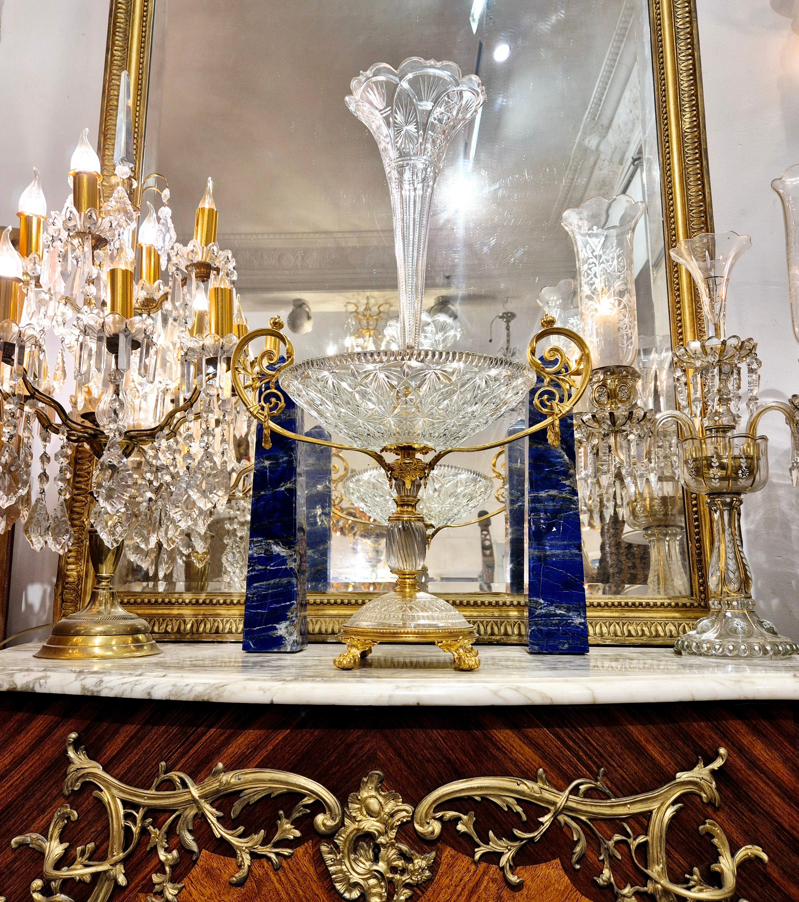 Centro de mesa de cristal de Baccarat tallado a mano y montado sobre bronce dorado cincelado que sirve como cuenco o frutero. Esta majestuosa pieza presenta un gran cuenco de cristal de Baccarat rematado por un largo jarrón corneta (43 cm) que le