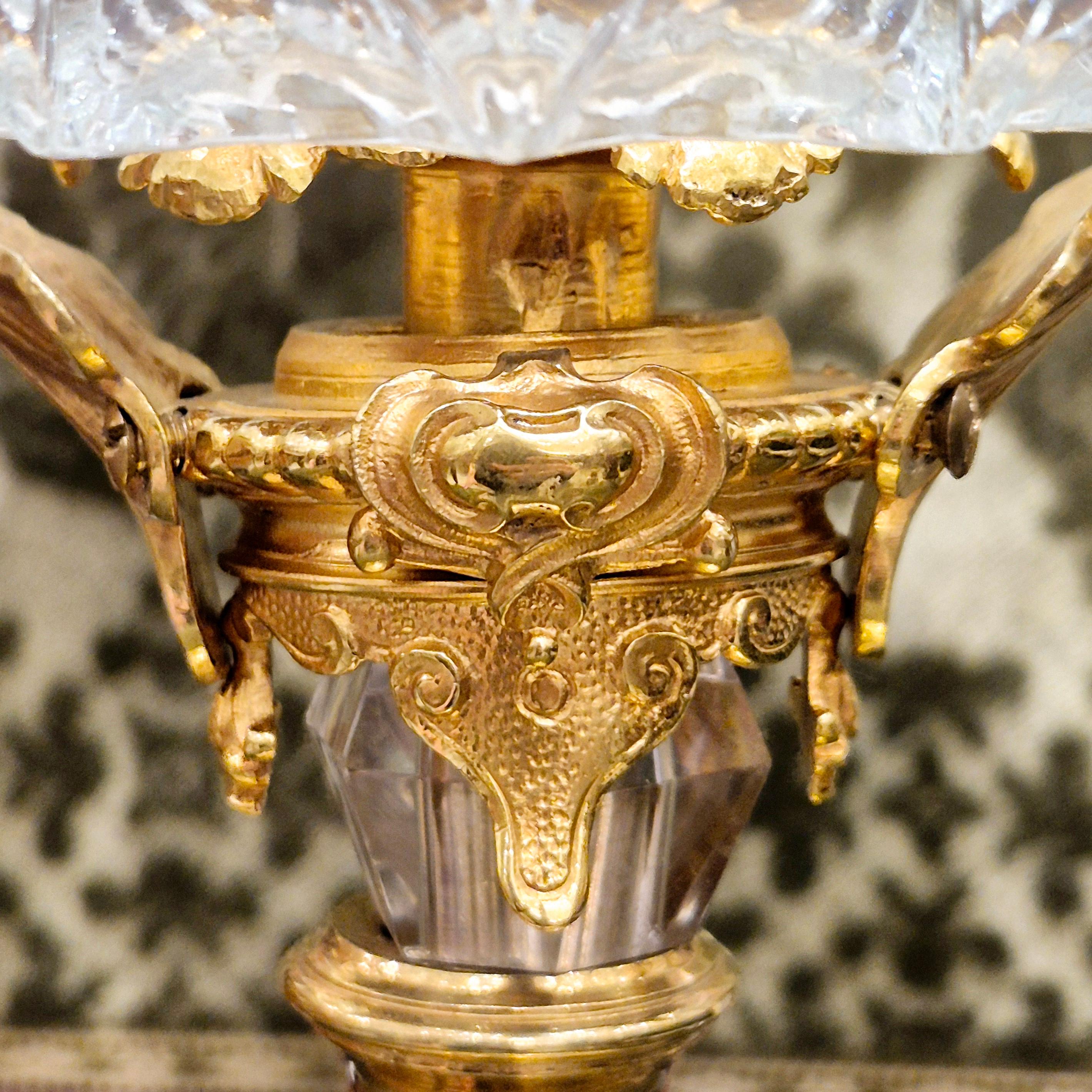 Centro de mesa de cristal tallado de Baccarat montado sobre bronce dorado cincelado, S. XIX Dorado en venta