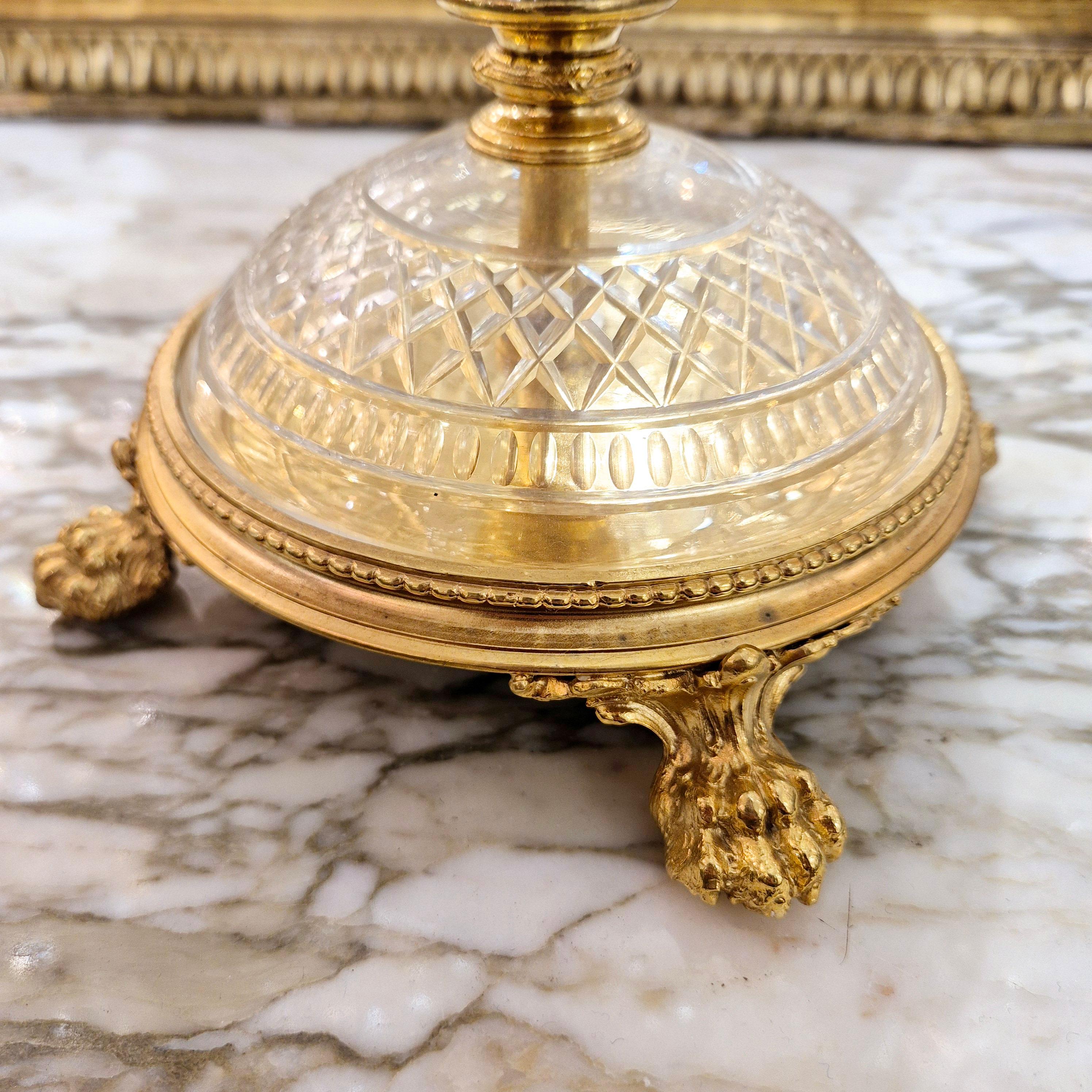 Centro de mesa de cristal tallado de Baccarat montado sobre bronce dorado cincelado, S. XIX en Bueno estado para la venta en NICE, FR