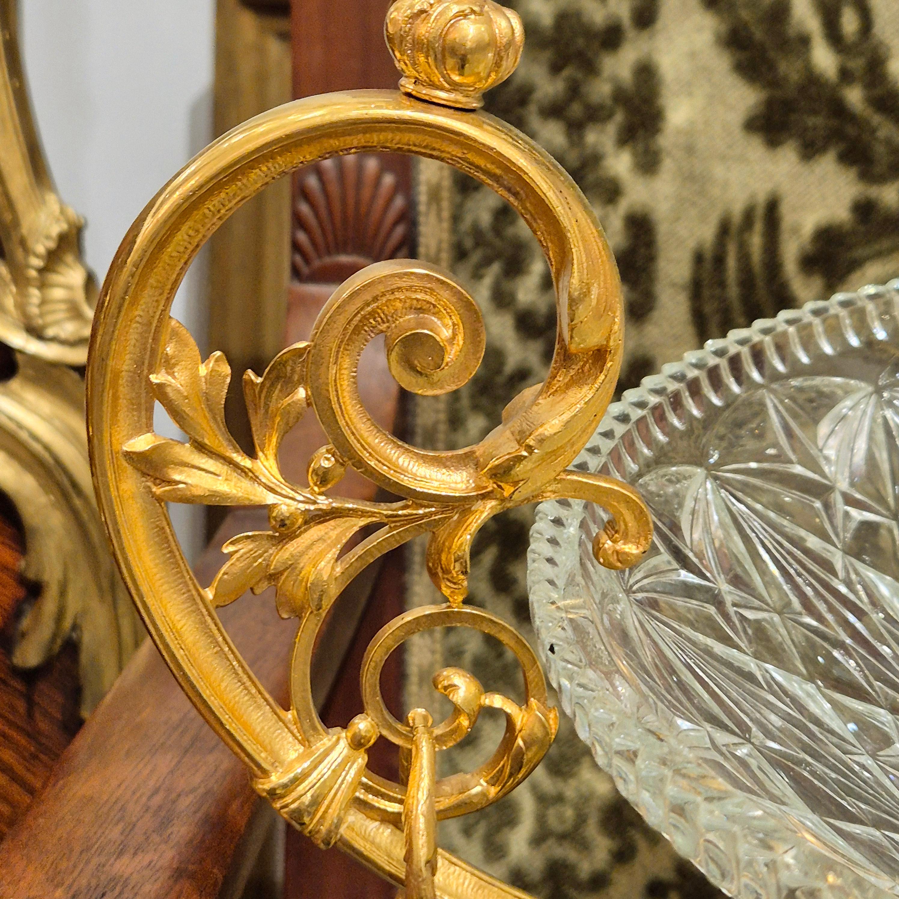 Centro de mesa de cristal tallado de Baccarat montado sobre bronce dorado cincelado, S. XIX Fines del siglo XIX en venta