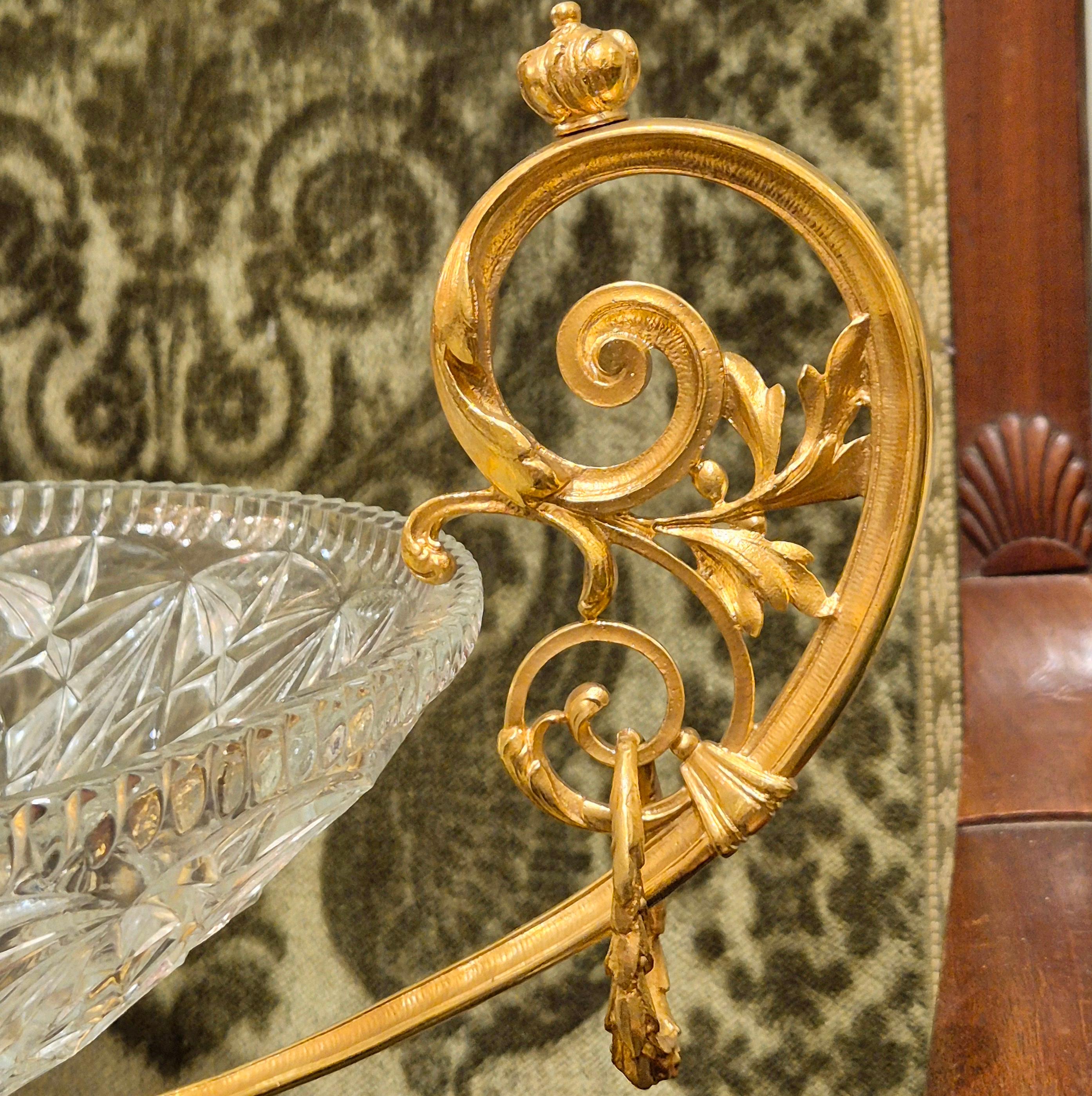 Centro de mesa de cristal tallado de Baccarat montado sobre bronce dorado cincelado, S. XIX Bronce en venta