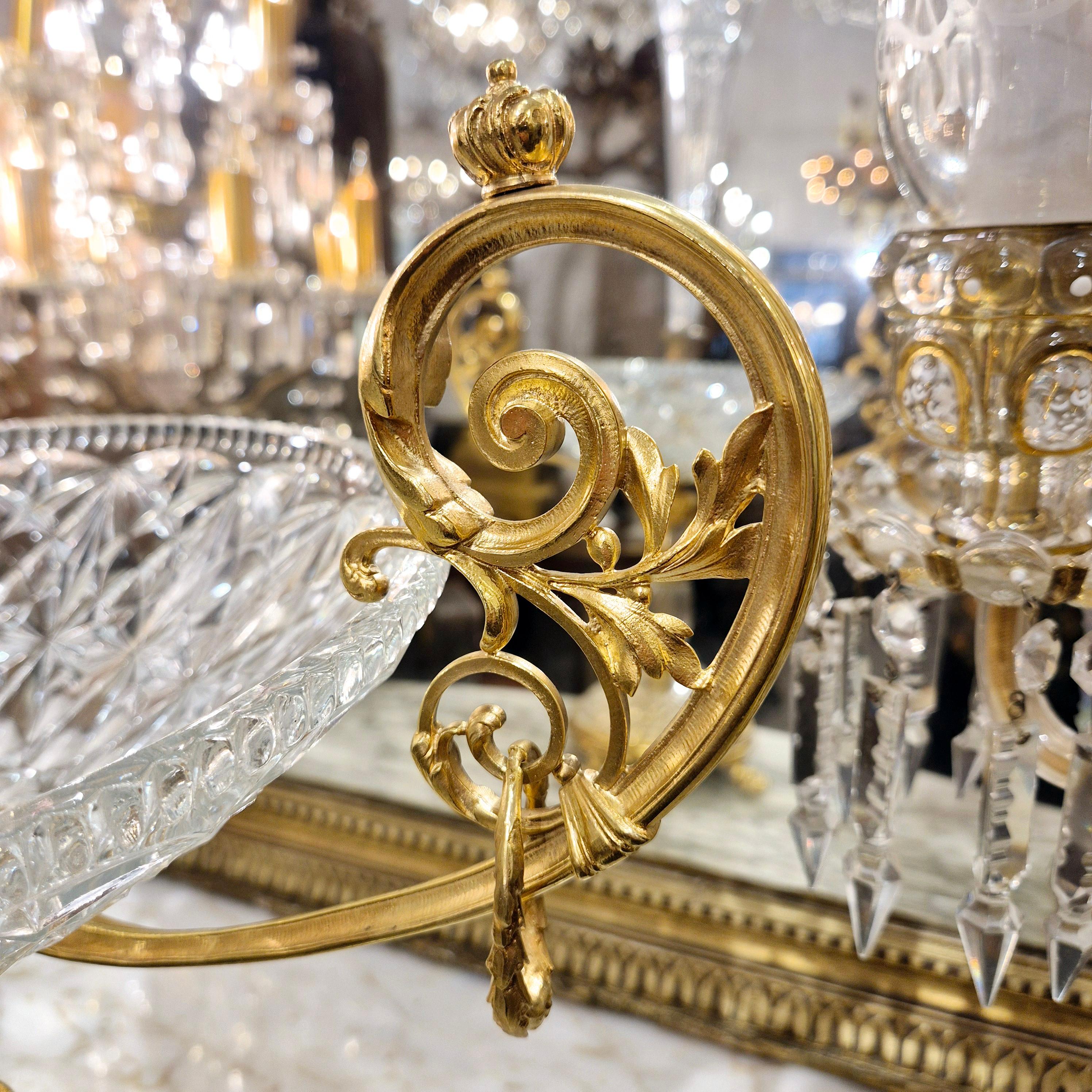 Centro de mesa de cristal tallado de Baccarat montado sobre bronce dorado cincelado, S. XIX en venta 1