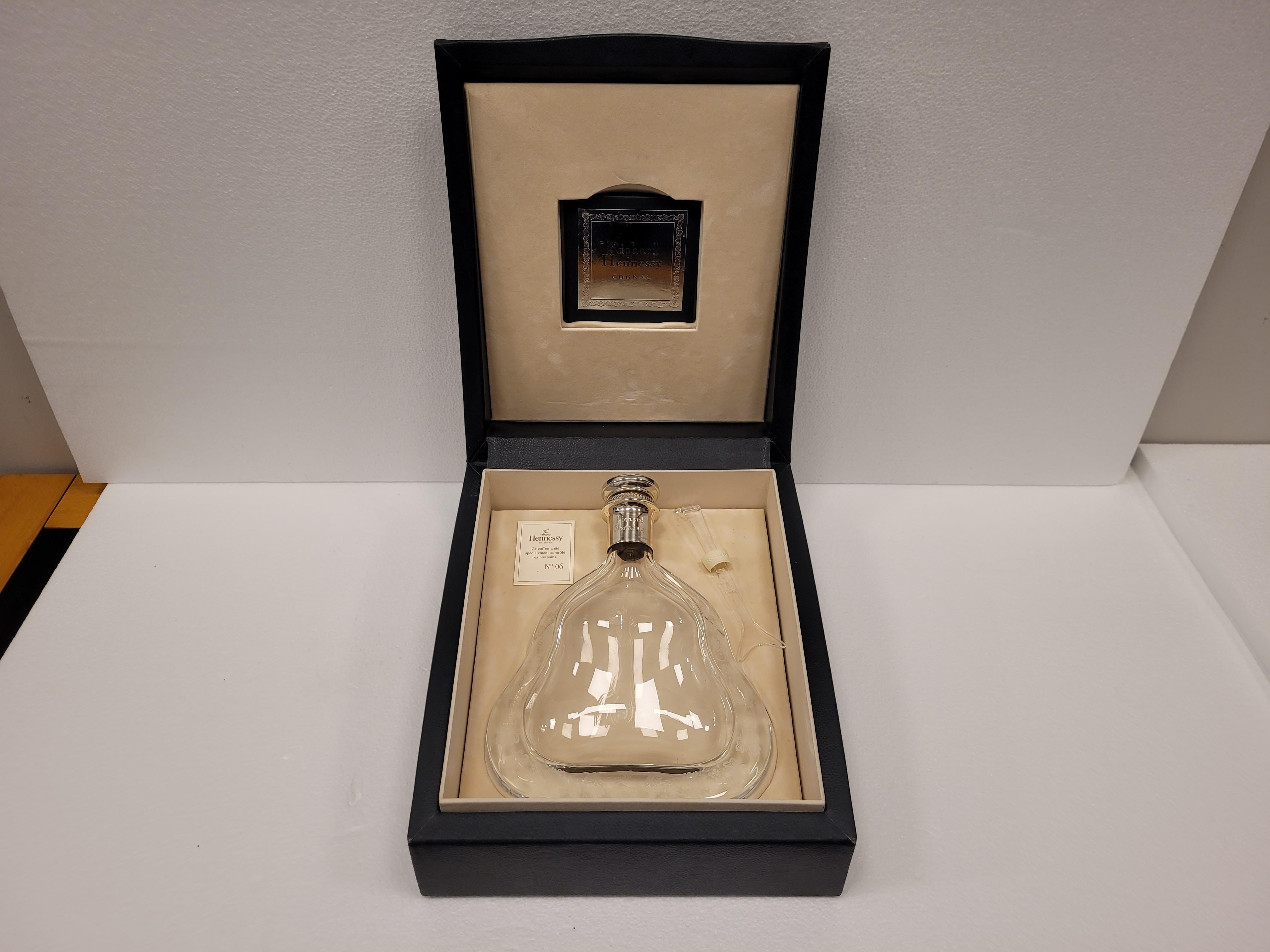 Excepcional, raro y único Richard Henessy Baccarat Decantador de coñac ,Botella abierta de cristal trabajado Tapón de cristal, Se trata de un Richard de tipo antiguo, ya no se fabrica y es raro. Viene  en Verde equipado  Presentación de cuero ,La