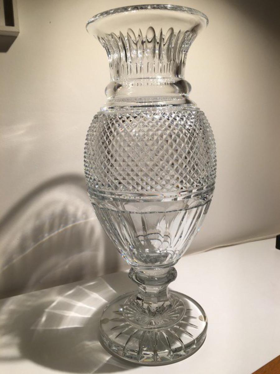 Diamant baluster vase
This Baluster vase in handblown clear crystal is decorated with pointed diamond cuts, flat cuts and vertical bevel cuts. The piece makes a classic and timeless addition to any décor.
Thomas Bastide's stylish clear crystal