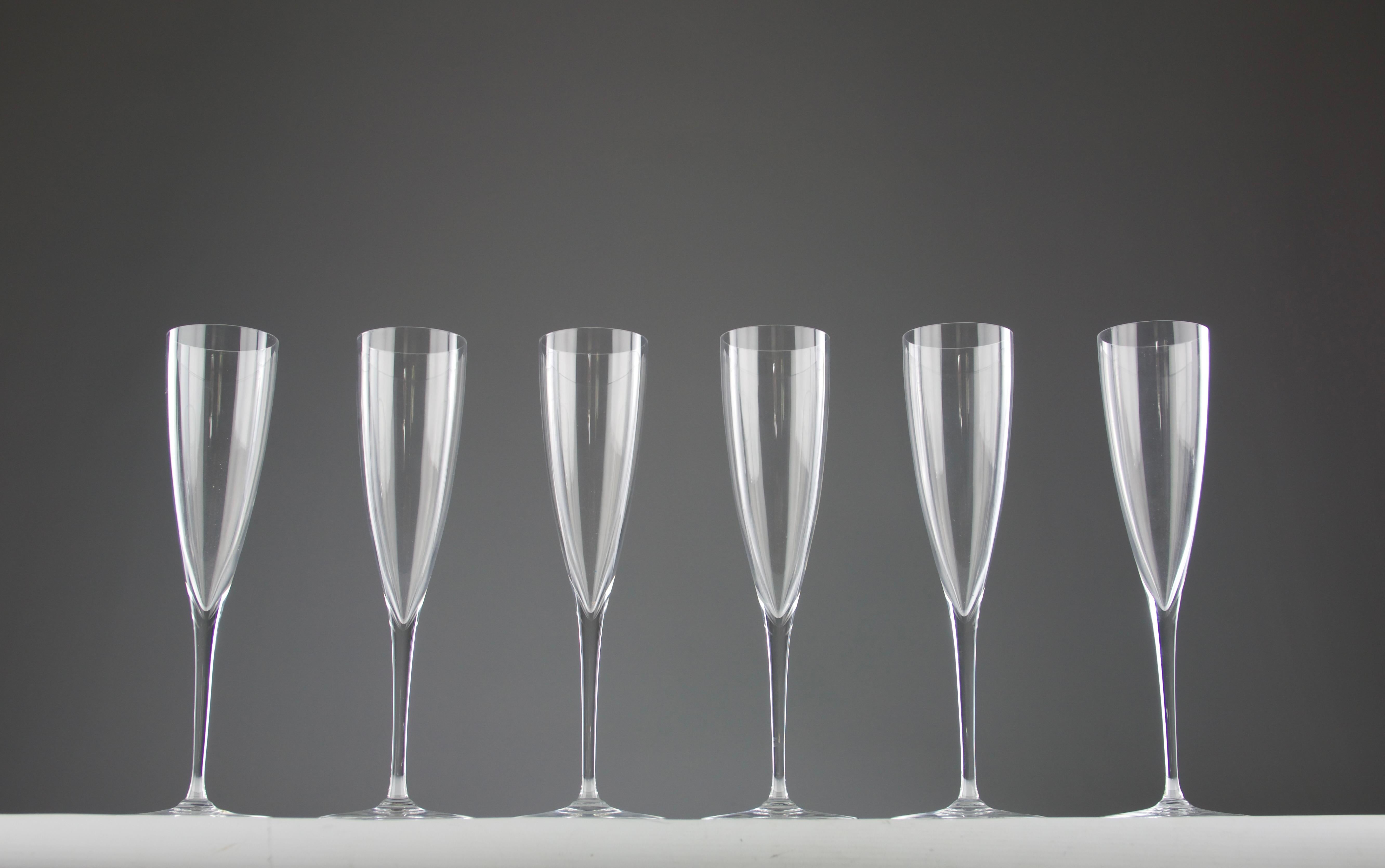 Schöner Satz von 6 Dom Pérignon Champagnerflöten der Manufaktur Baccarat, Manufakturstempel unter jeder Flöte. Das Design ist schlicht, raffiniert und schlank. Es ist ein angenehmes Gefühl, diese Flöten in der Hand zu halten, und wenn man sich ihre