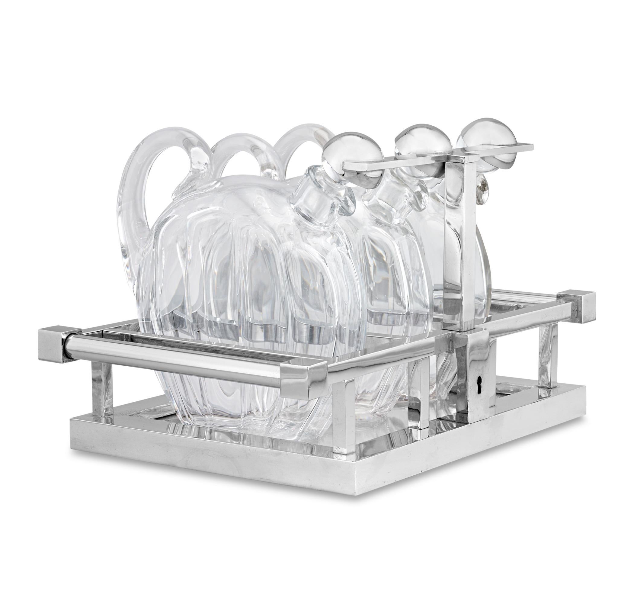 Station de boissons
Baccarat & Jacques Adnet
Vers 1930

Exemple rare et frappant de design moderniste, ce présentoir à boissons Baccarat, ou tantale, a été créé par Jacques Adnet en collaboration avec Baccarat vers 1930. Définie par sa structure