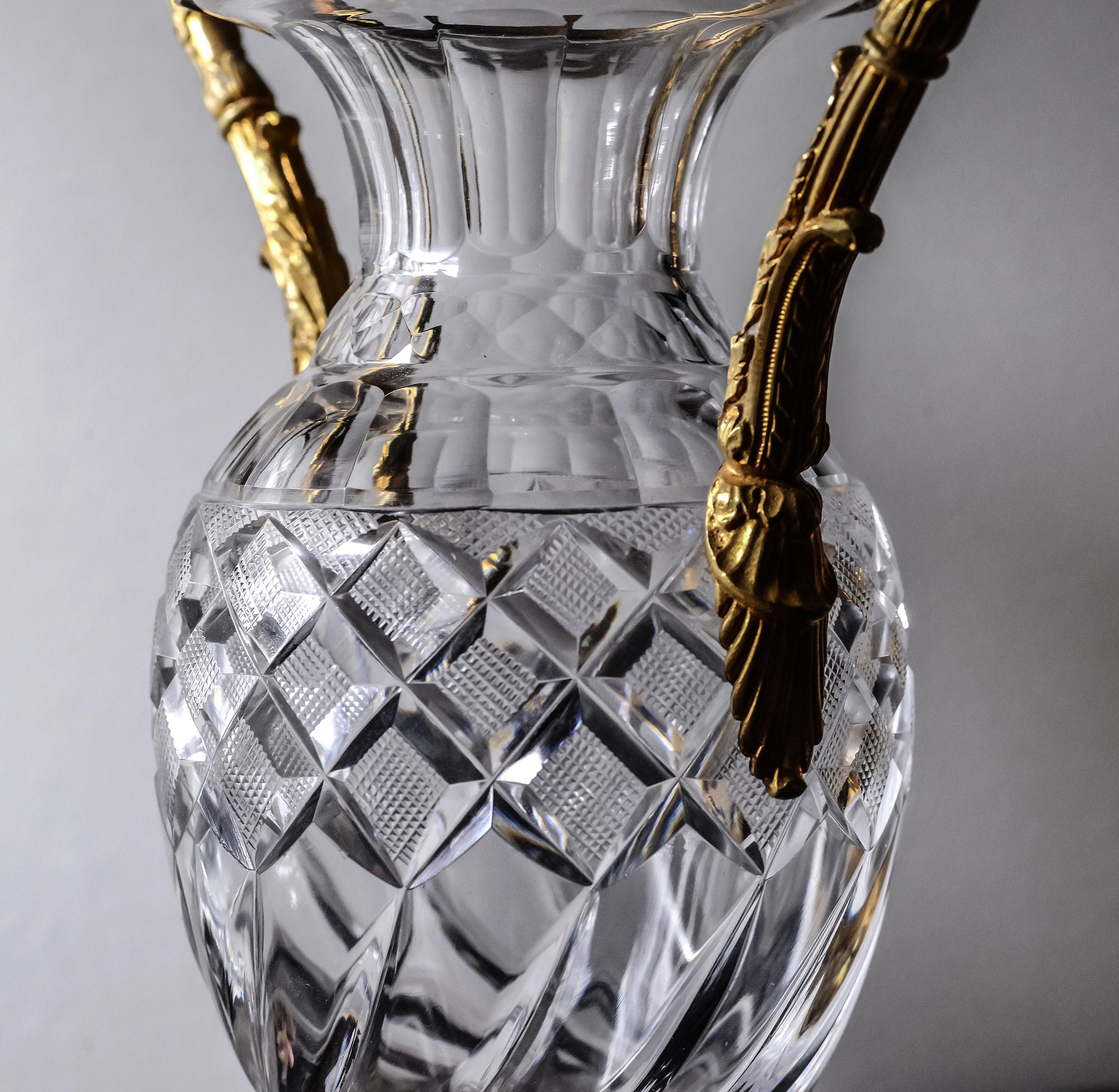 Vases en cristal taillé Empire de Baccarat avec têtes de griffons en bronze doré 19ème siècle en vente 4