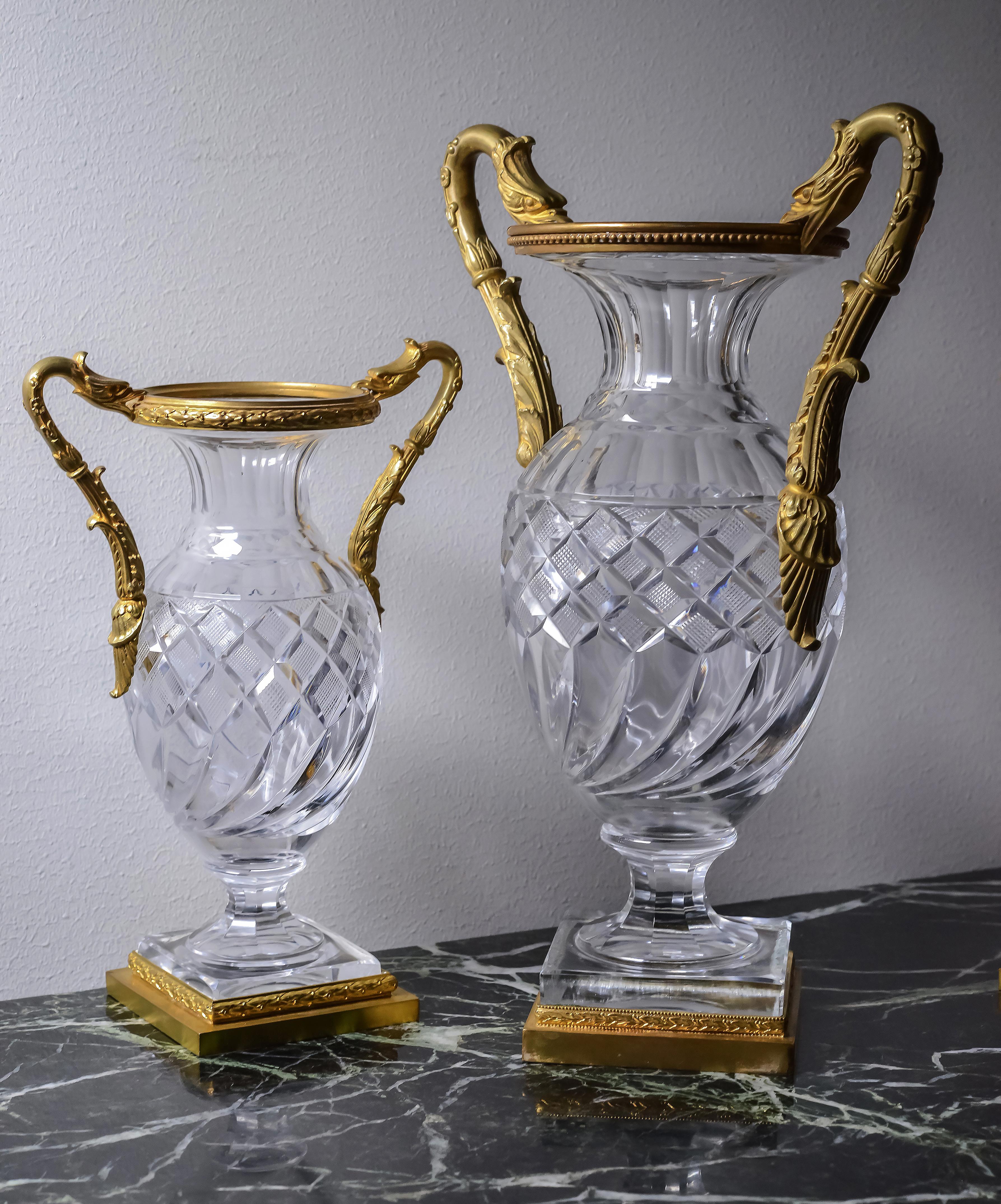Plaqué or Vases en cristal taillé Empire de Baccarat avec têtes de griffons en bronze doré 19ème siècle en vente