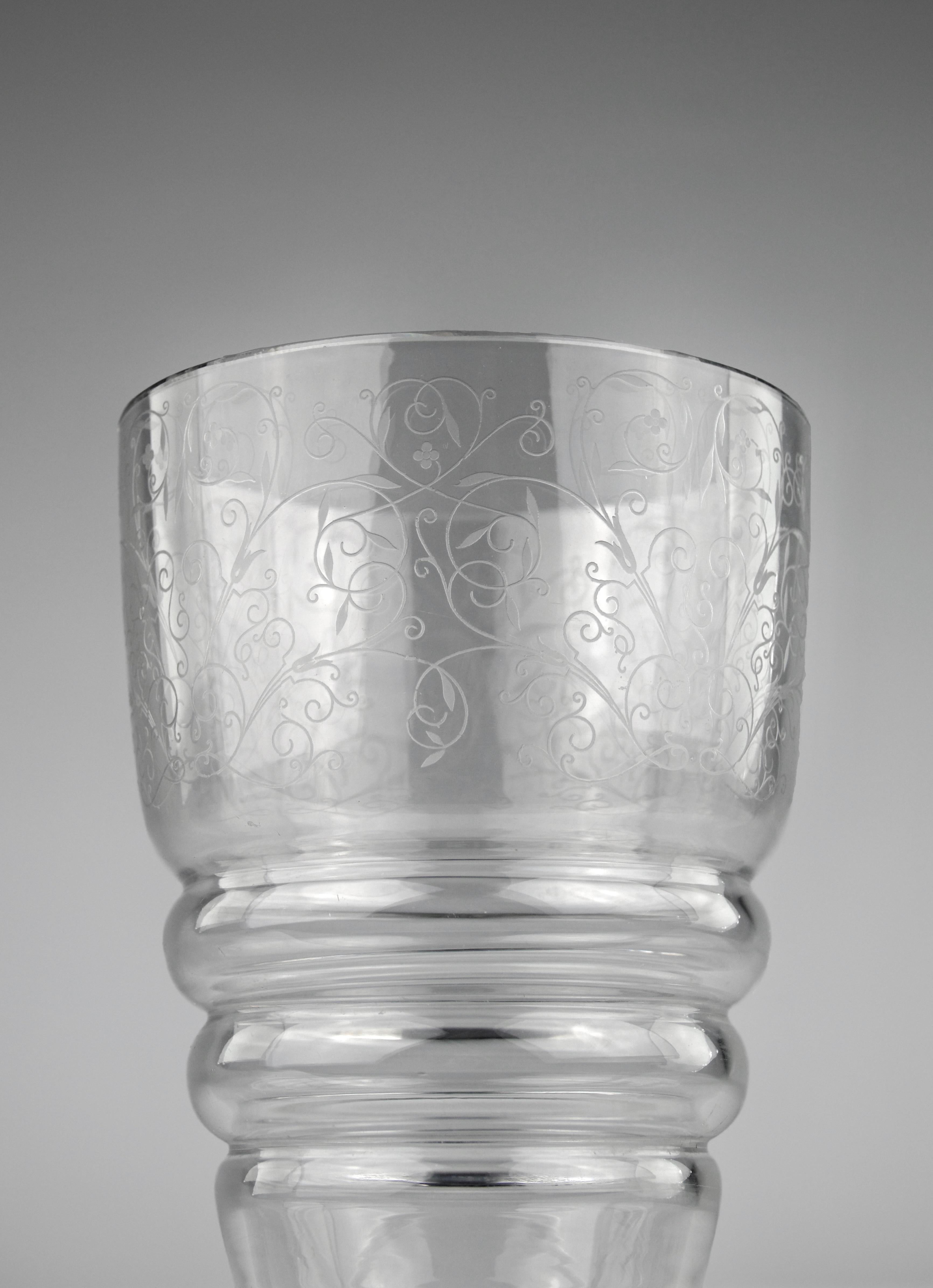 Superb 1940s Baccarat crystal vase with gracefully engraved decorations of foliage. 

In very good condition. Slight signs of use.

Dimensions in cm ( H x D ) : 19.5 x 15.4

Secure shipping.

Since 1764 Baccarat has written the chapters of