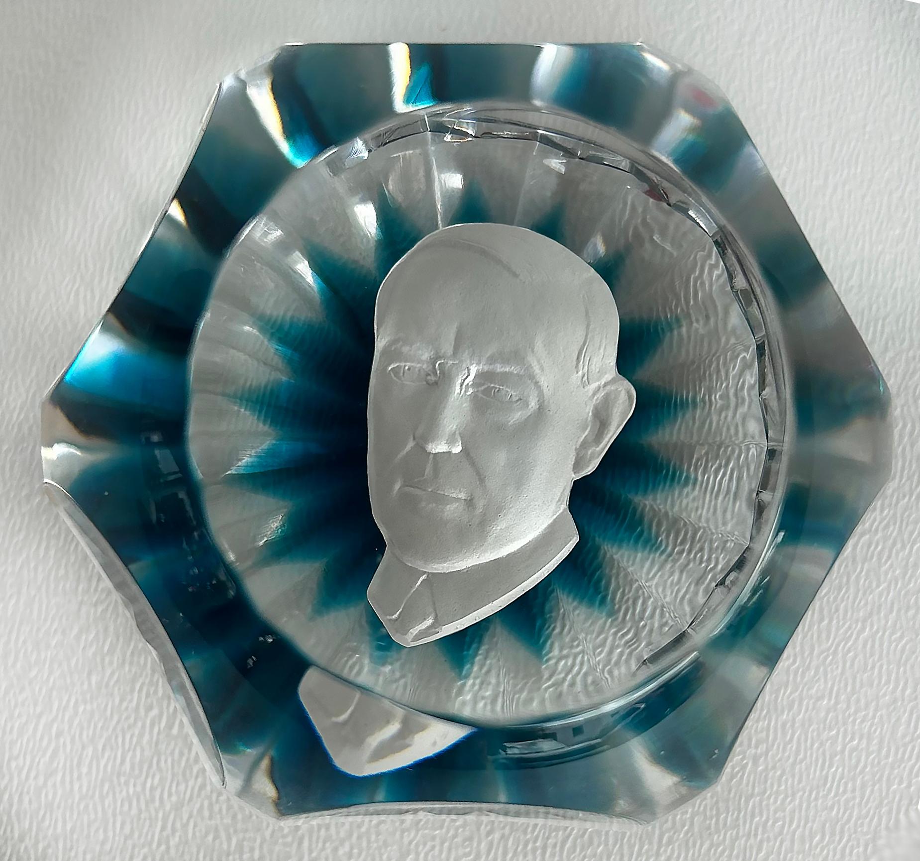 Baccarat Facettierter Kristall Kamee Briefbeschwerer, Woodrow Wilson, Frankreich



Zum Verkauf angeboten wird eine facettierte Kristall Sulfid Kamee Briefbeschwerer von Woodrow Wilson von der renommierten Cristalleries De Baccarat. Der