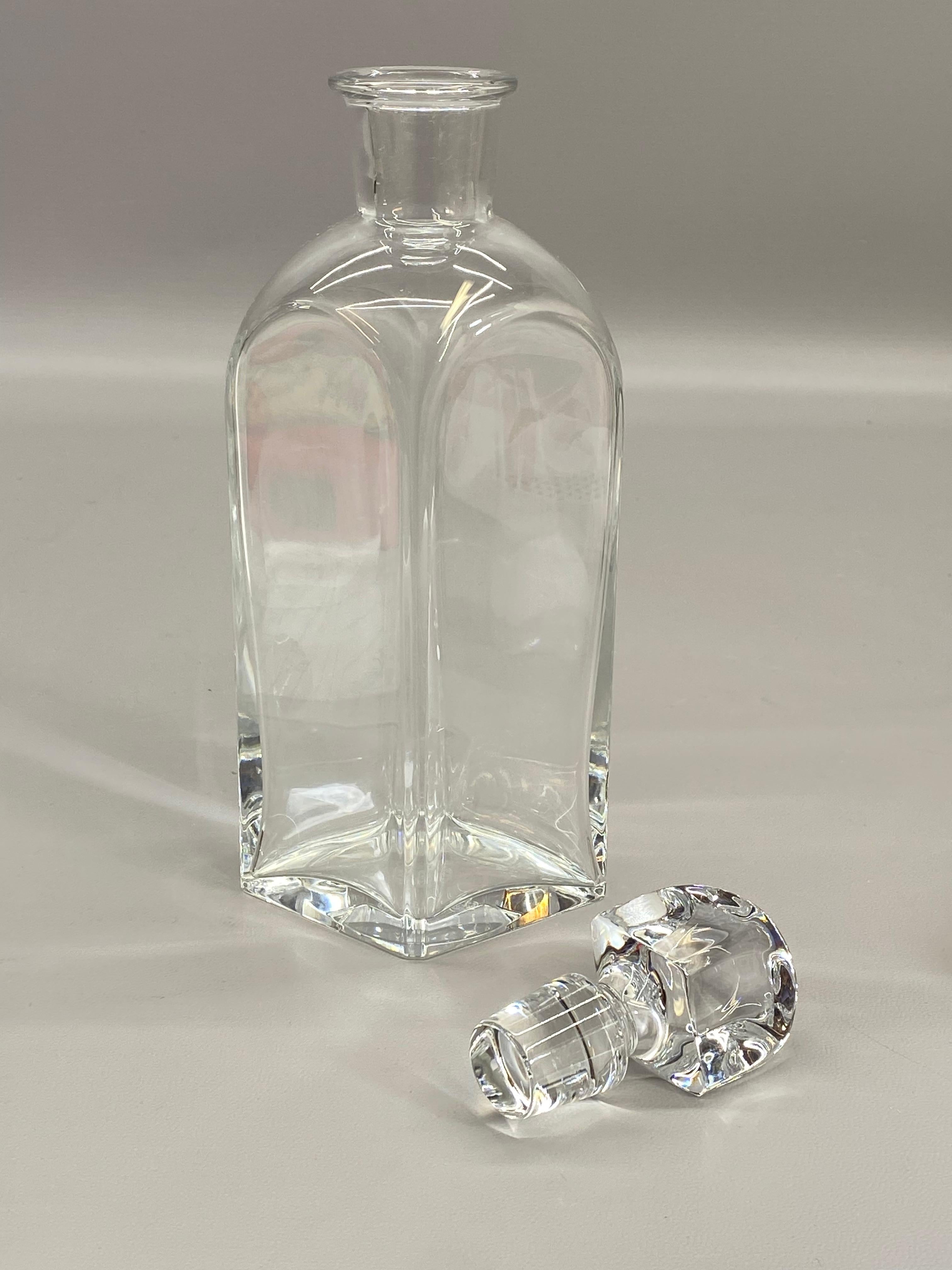 Postmoderne Baccarat Bouteille en cristal français facetté avec bouchon en vente