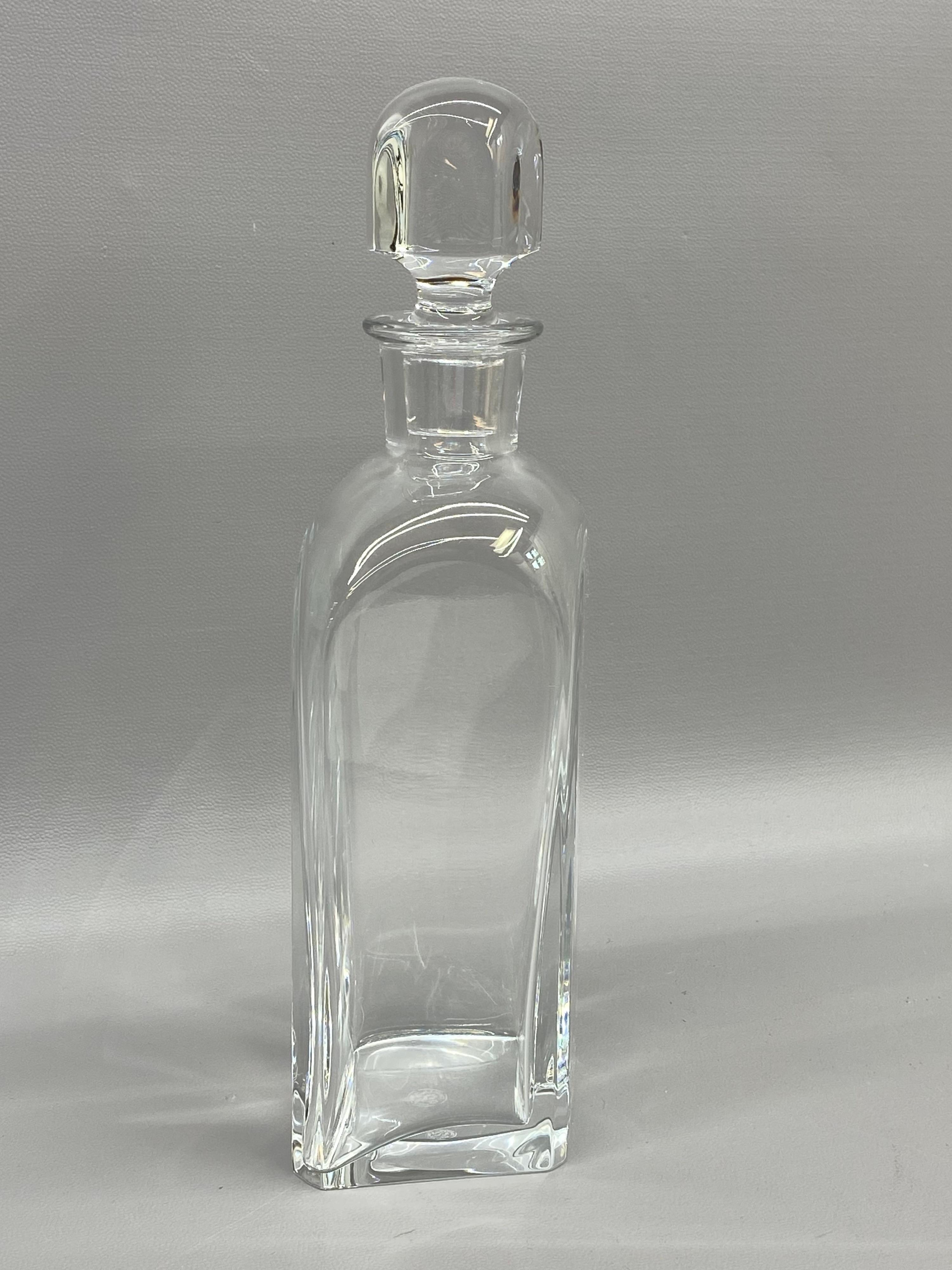 Français Baccarat Bouteille en cristal français facetté avec bouchon en vente