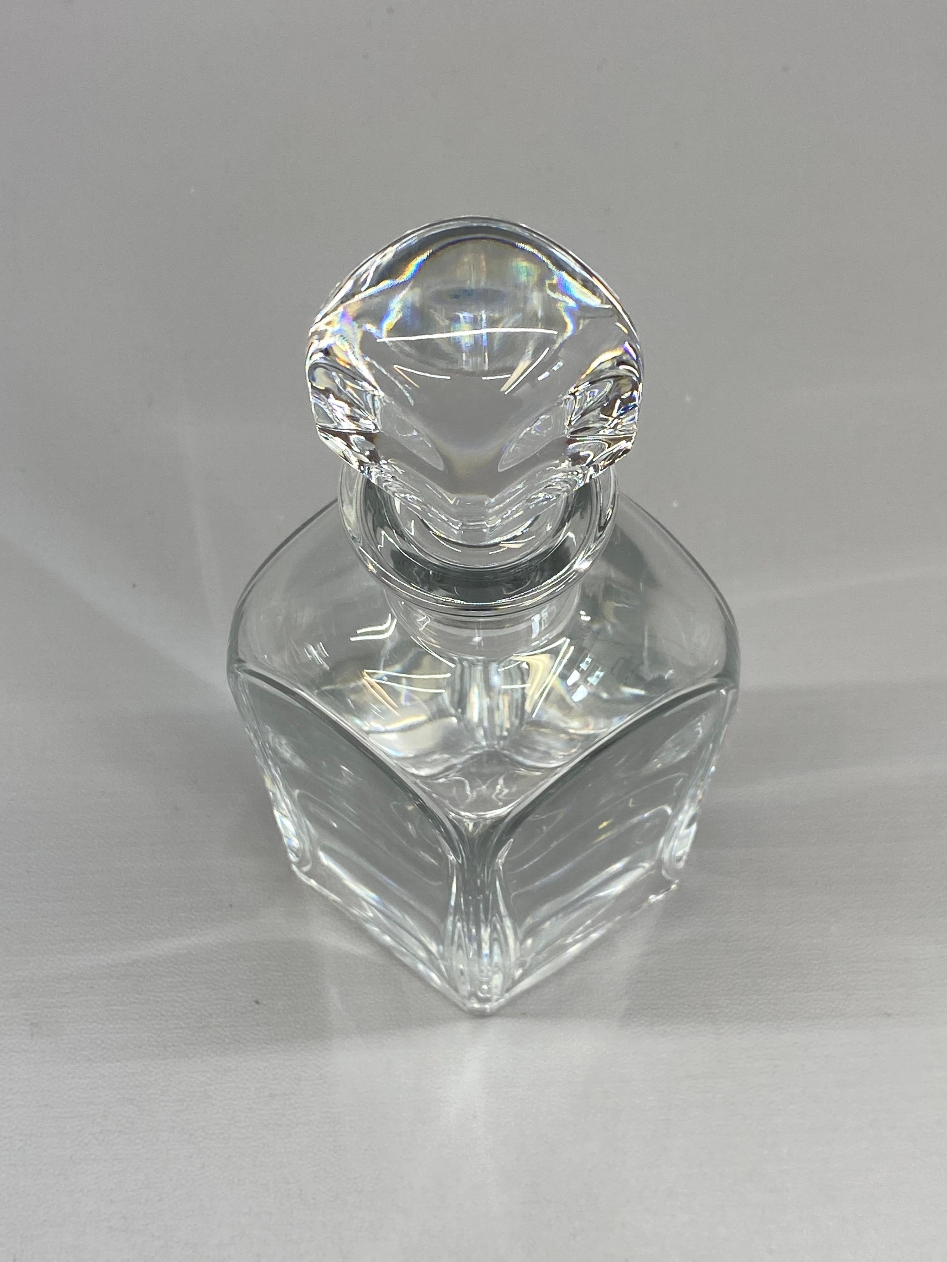 Baccarat Bouteille en cristal français facetté avec bouchon Bon état - En vente à Garnerville, NY