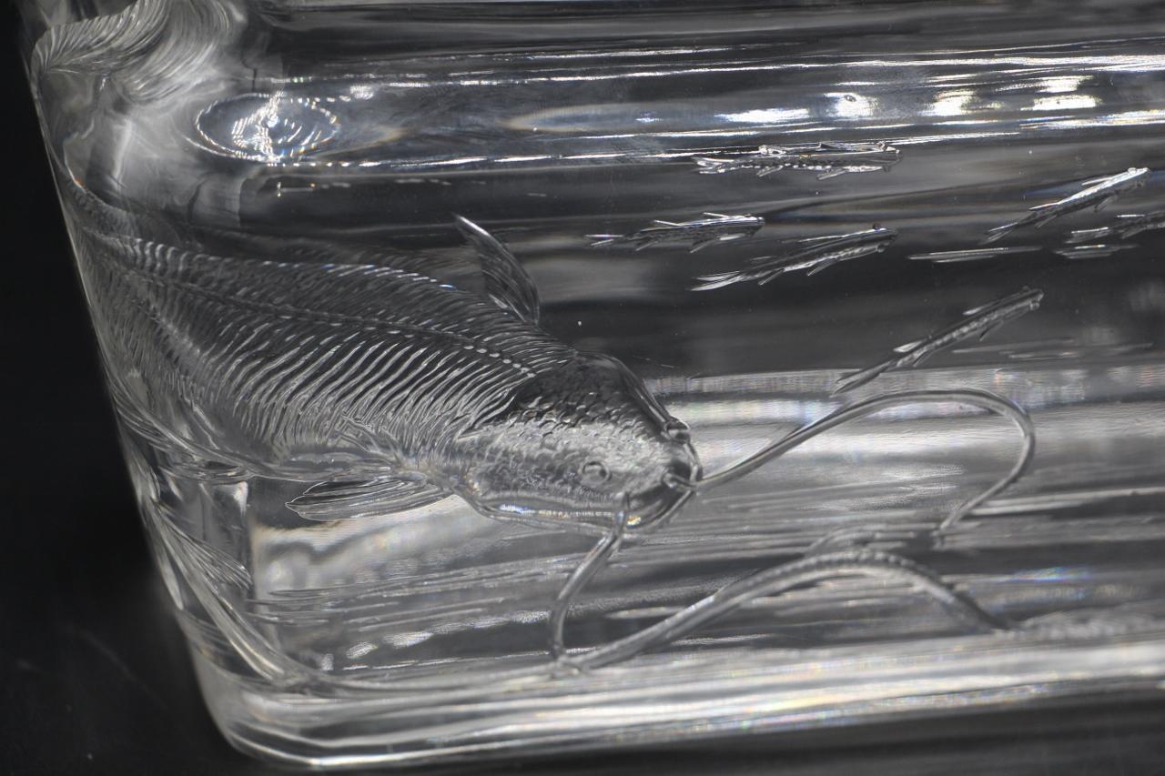 Jardinière présentée à l'Exposition universelle de Paris en 1878, avec plusieurs autres œuvres sur ce thème, pièce rarissime.
Un modèle identique est conservé dans les collections du Musée Baccarat.

Lors de l'exposition universelle de Paris en