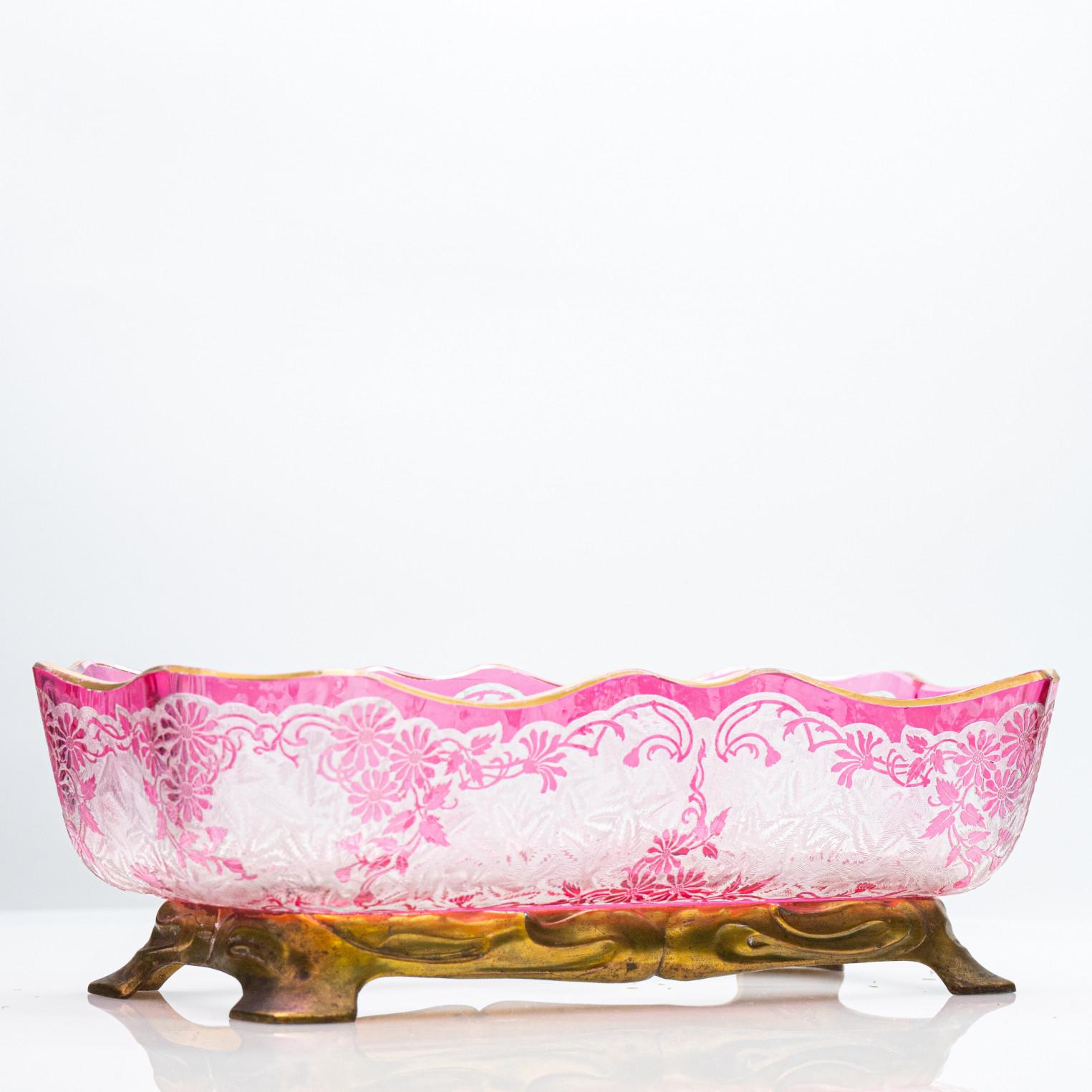 Baccarat Flower Pattern Acid Etched Bowl, Magenta Pink, 1900, France For Sale 3