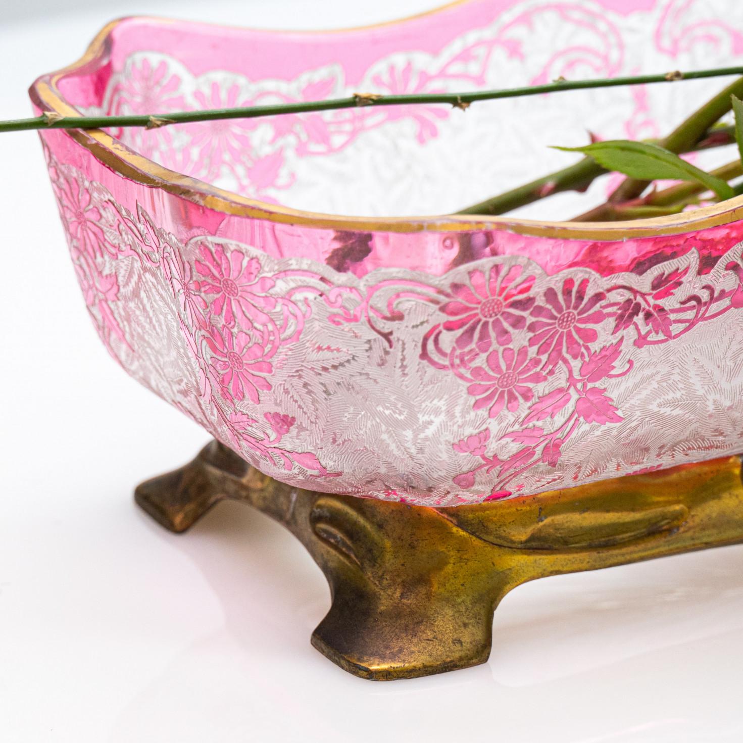 Hand-Crafted Baccarat Flower Pattern Acid Etched Bowl, Magenta Pink, 1900, France For Sale