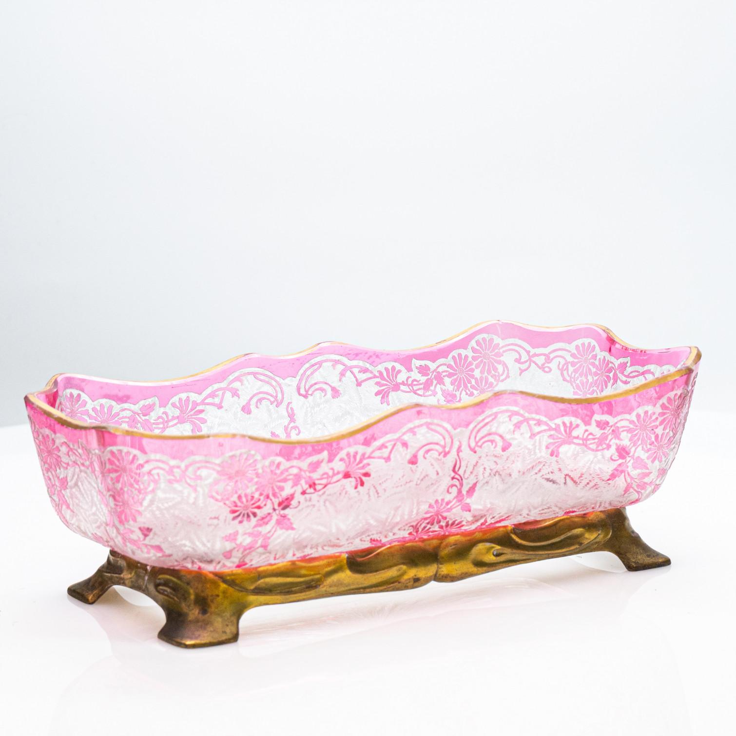 Baccarat Flower Pattern Acid Etched Bowl, Magenta Pink, 1900, France In Good Condition For Sale In Rijssen, NL