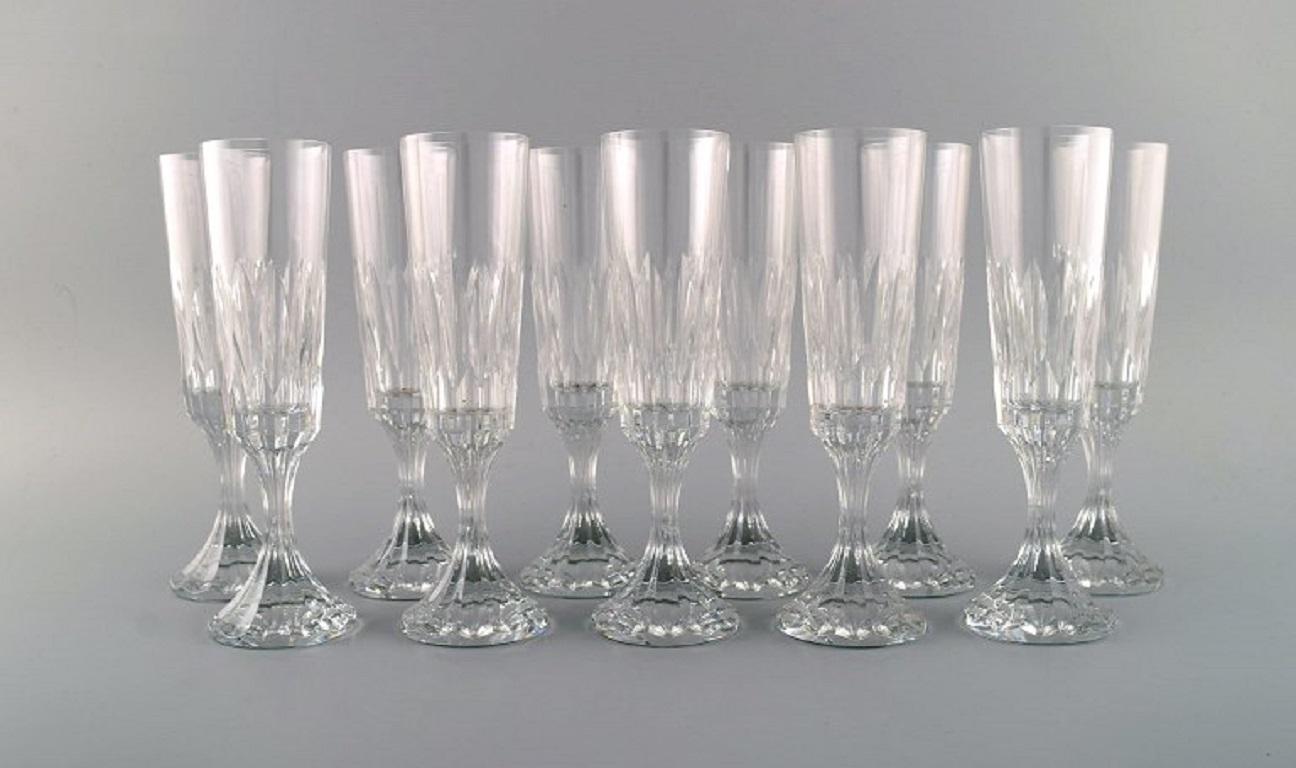 Baccarat, France. 11 Art Deco Assas champagne flutes in mouth-blown crystal glass. 1930's. 
Original cardboard box included.
Measures: 21.5 x 6.6 cm.
In excellent condition.