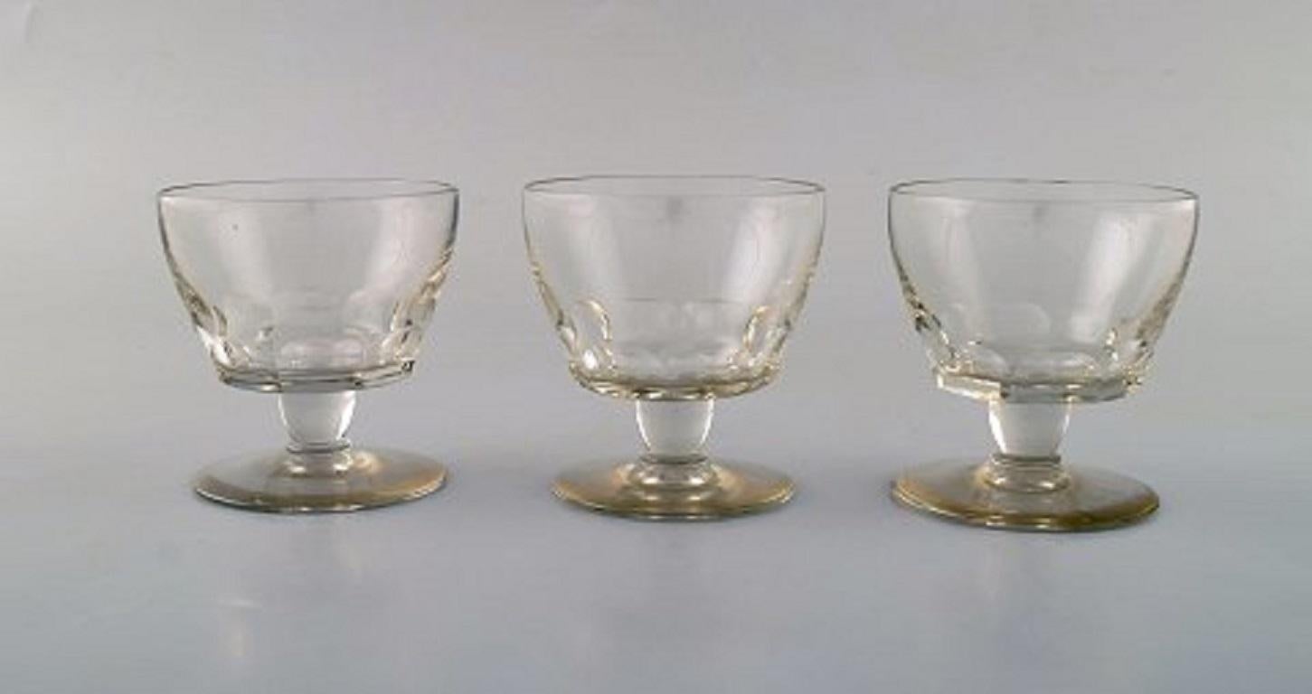 Baccarat, France. 11 verres Art Déco à facettes. Verre d'art, années 1930-1940.
Mesures : 7 x 6,5 cm.
En très bon état.
Estampillé.
 