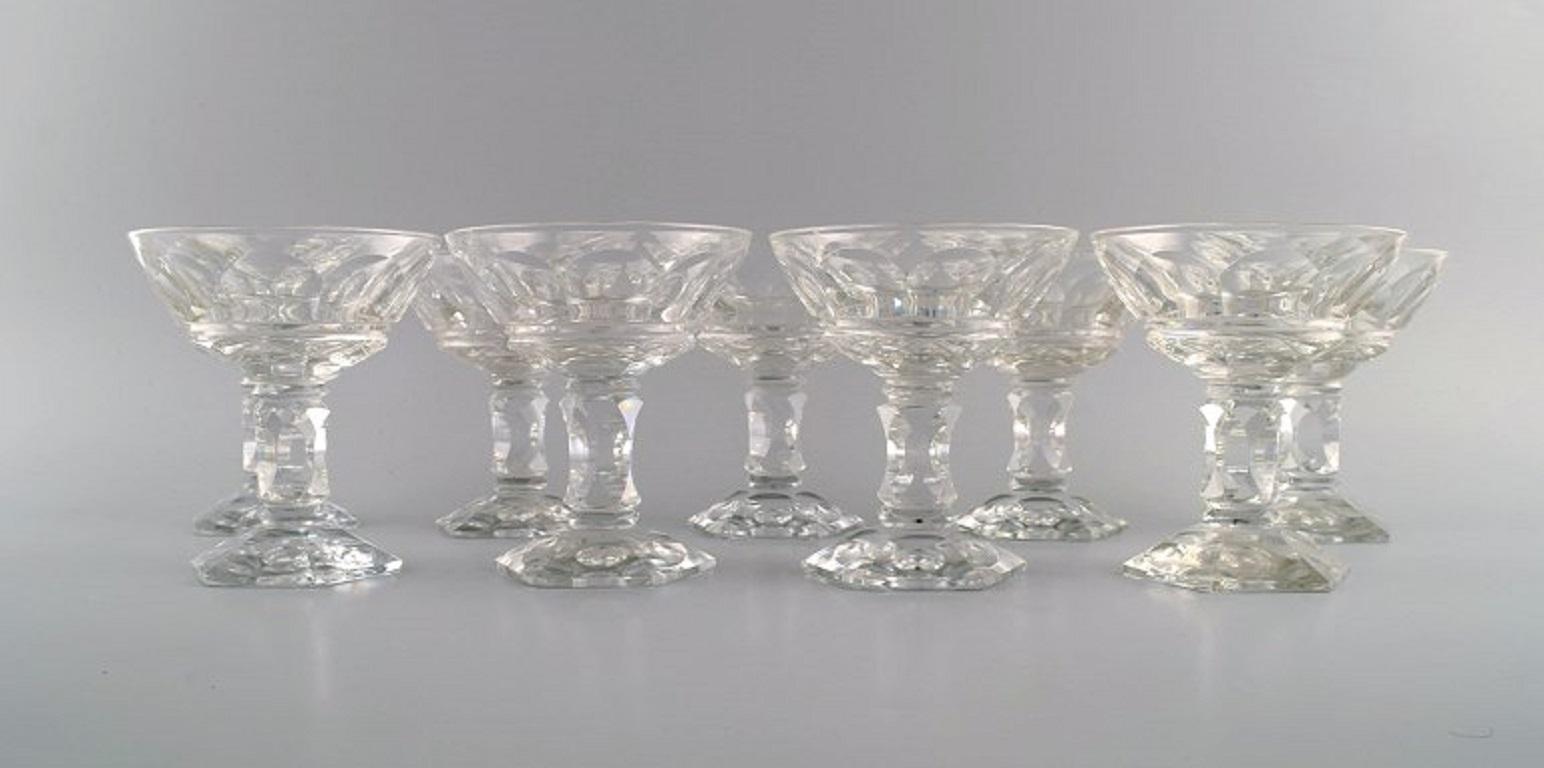 Baccarat, Frankreich. 9 Art-déco-Champagnerschalen aus klarem mundgeblasenem Kristallglas. 1930er Jahre.
Maße: 12 x 11 cm (12 x 11 cm).
In ausgezeichnetem Zustand.
