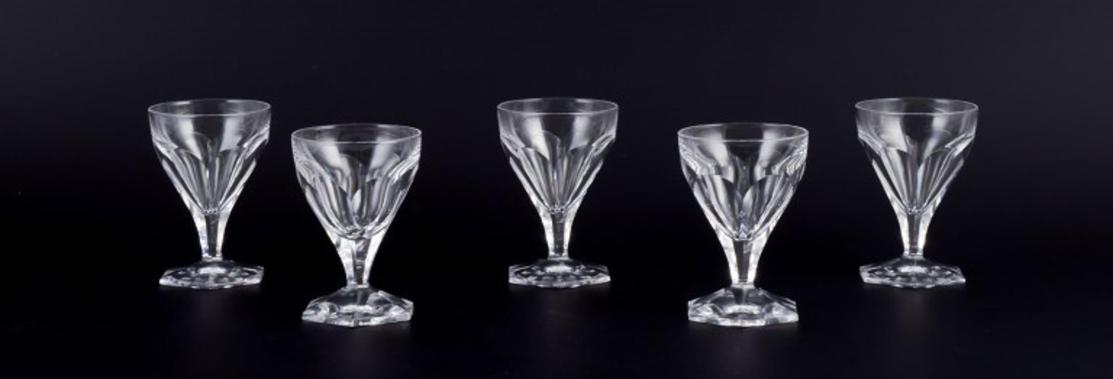 Baccarat, France. Un ensemble de cinq verres Art déco en cristal transparent. À facettes.
Dans les années 1930.
Parfait état.
Dimensions : H 10,0 cm x P 7,0 cm : H 10,0 cm x D 7,0 cm.