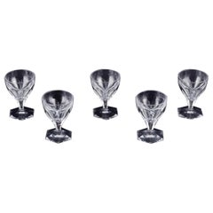 Baccarat, France. Un ensemble de cinq verres Art déco en cristal transparent. À facettes.