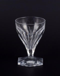 Baccarat, Francia. Un set di quattro bicchieri Art Deco in cristallo trasparente. Sfaccettato.